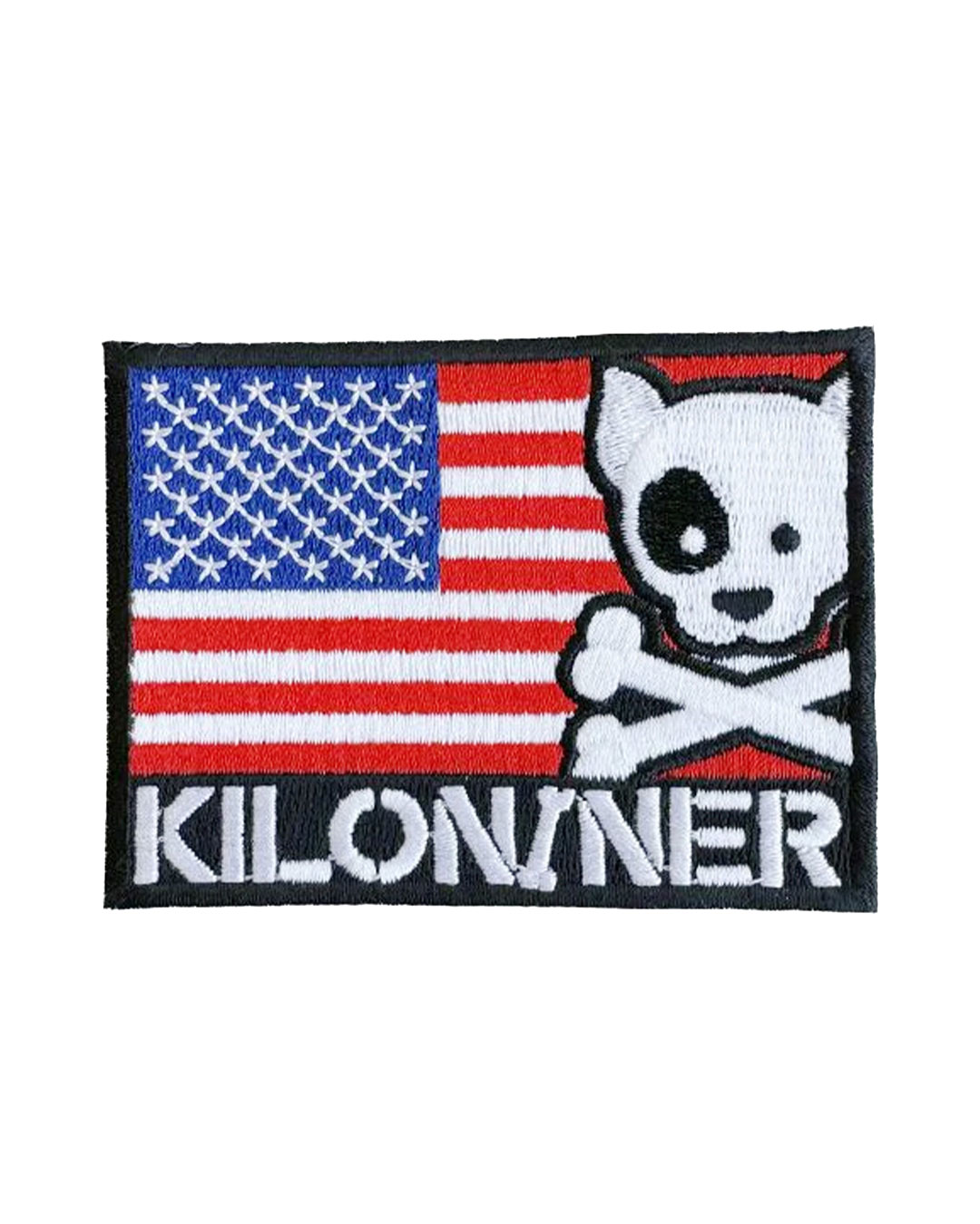 KILONINER TOP ＞ 商品一覧 ＞ パッチ 商品名【KILONINER 】JP Skull Flag Patch 商品説明 王道のミリタリーデザイン: 星条旗を背景に、犬の頭蓋骨と骨を組み合わせたクロスボーンを配置。ミリタリーギア好きにはたまらない、力強くもスタイリッシュなデザインです。 精鋭部隊のような存在感: ハーネスやベストに装着するだけで、まるで特殊部隊の装備のような重厚感がプラスされます。愛犬が「頼れる相棒」へとランクアップする瞬間です。優れた耐久性: アウトドアやハードなお散歩にも耐えうる、高品質な刺繍仕上げ。長く愛用いただくことで、ミリタリーギア特有の味わいが深まります。 裏面は面ファスナーなので、アイロンや穴あけの必要も無く、簡単にハーネスやリードに貼り付けてカスタマイズが楽しめます。 ※洗濯の際はパッチを取り外してください。 サイズ 幅：7.5cm 高さ：5.5cm よくあるご質問 Q. いつ発送されますか？ A. 即日発送(土日祝除く) ＞ 最短翌日お届け Q. 日時指定はできますか？ A. 可能です。決済画面にてご希望の日時をお選びください。 ご注文時の注意事項 ■生産時期や製造ロットにより、色味・質感・仕様・デザイン等に若干の個体差が生じる場合がございますが、品質には問題ございません。あらかじめご了承ください。 ■製品仕様やパッケージは改良のため予告なく変更される場合があります。 ■北海道・沖縄・東北地域は中2日程お届け迄にお時間を要します。その為日時ご指定いただきました場合もご希望に添えない場合がございます。また、配送業者様の運行状況や天候によりお届け日が前後する可能性がございます。予めご了承くださいませ。 ■当サイトでは複数店舗で在庫を共有しているため、タイミングにより在庫数にずれが生じる場合がございます。 ご注文時にサイトにて在庫があった場合でも僅差により商品が欠品となる場合もございます。 その場合は、ご注文確認後に当店より欠品の旨ご連絡させていただきます。大変ご迷惑をお掛けいたしますが、あらかじめご了承いただけますようお願いいたします。 ■環境に配慮し、当店では簡易包装にてお届けいたします。 ■洗濯方法については、洗濯表示タグをご確認ください。 ■返品・交換・修理について [必読] ご注文に関する注意事項 ＞KILONINER TOP ＞ 商品一覧 ＞ パッチ