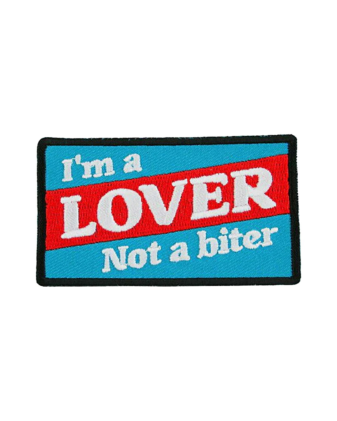 KILONINER TOP ＞ 商品一覧 ＞ パッチ 商品名【KILONINER 】I'm a Lover Patch 商品説明 L.A.発の本格ミリタリーペットギアブランド「KILONINER（キロナイナー）」から、英語で“僕は愛妻家（甘えん坊）”を意味するユーモアたっぷりの『アイムアラバー パッチ』が登場！ メッセージ性あふれるジョークデザイン: 高級感のあるしっかりとした刺繍タイプ。「I'm a Lover, Not a Fighter（争うより愛すタイプ）」を連想させるユーモラスなデザインが、愛犬の愛くるしい性格をアピールしてくれます。 ワンタッチで簡単カスタム: 裏面は面ファスナー仕様。アイロン接着や面倒な穴あけ加工は一切不要です。お持ちのハーネスやリード、キャリーバッグなどの空きスペースにペタッと貼るだけで、手軽にカスタマイズをお楽しみいただけます。 レイアウトも自由自在: 気分やスタイルに合わせて、他のパッチと組み合わせたり、お好きな位置に自由に取り付けが可能です。 裏面は面ファスナーなので、アイロンや穴あけの必要も無く、簡単にハーネスやリードに貼り付けてカスタマイズが楽しめます。 ※洗濯の際はパッチを取り外してください。 サイズ 幅：7.5cm 高さ：4.3cm 素材 合成繊維 よくあるご質問 Q. いつ発送されますか？ A. 即日発送(土日祝除く) ＞ 最短翌日お届け Q. 日時指定はできますか？ A. 可能です。決済画面にてご希望の日時をお選びください。 ご注文時の注意事項 ■生産時期や製造ロットにより、色味・質感・仕様・デザイン等に若干の個体差が生じる場合がございますが、品質には問題ございません。あらかじめご了承ください。 ■製品仕様やパッケージは改良のため予告なく変更される場合があります。 ■北海道・沖縄・東北地域は中2日程お届け迄にお時間を要します。その為日時ご指定いただきました場合もご希望に添えない場合がございます。また、配送業者様の運行状況や天候によりお届け日が前後する可能性がございます。予めご了承くださいませ。 ■当サイトでは複数店舗で在庫を共有しているため、タイミングにより在庫数にずれが生じる場合がございます。 ご注文時にサイトにて在庫があった場合でも僅差により商品が欠品となる場合もございます。 その場合は、ご注文確認後に当店より欠品の旨ご連絡させていただきます。大変ご迷惑をお掛けいたしますが、あらかじめご了承いただけますようお願いいたします。 ■環境に配慮し、当店では簡易包装にてお届けいたします。 ■洗濯方法については、洗濯表示タグをご確認ください。 ■返品・交換・修理について [必読] ご注文に関する注意事項 ＞KILONINER TOP ＞ 商品一覧 ＞ パッチ