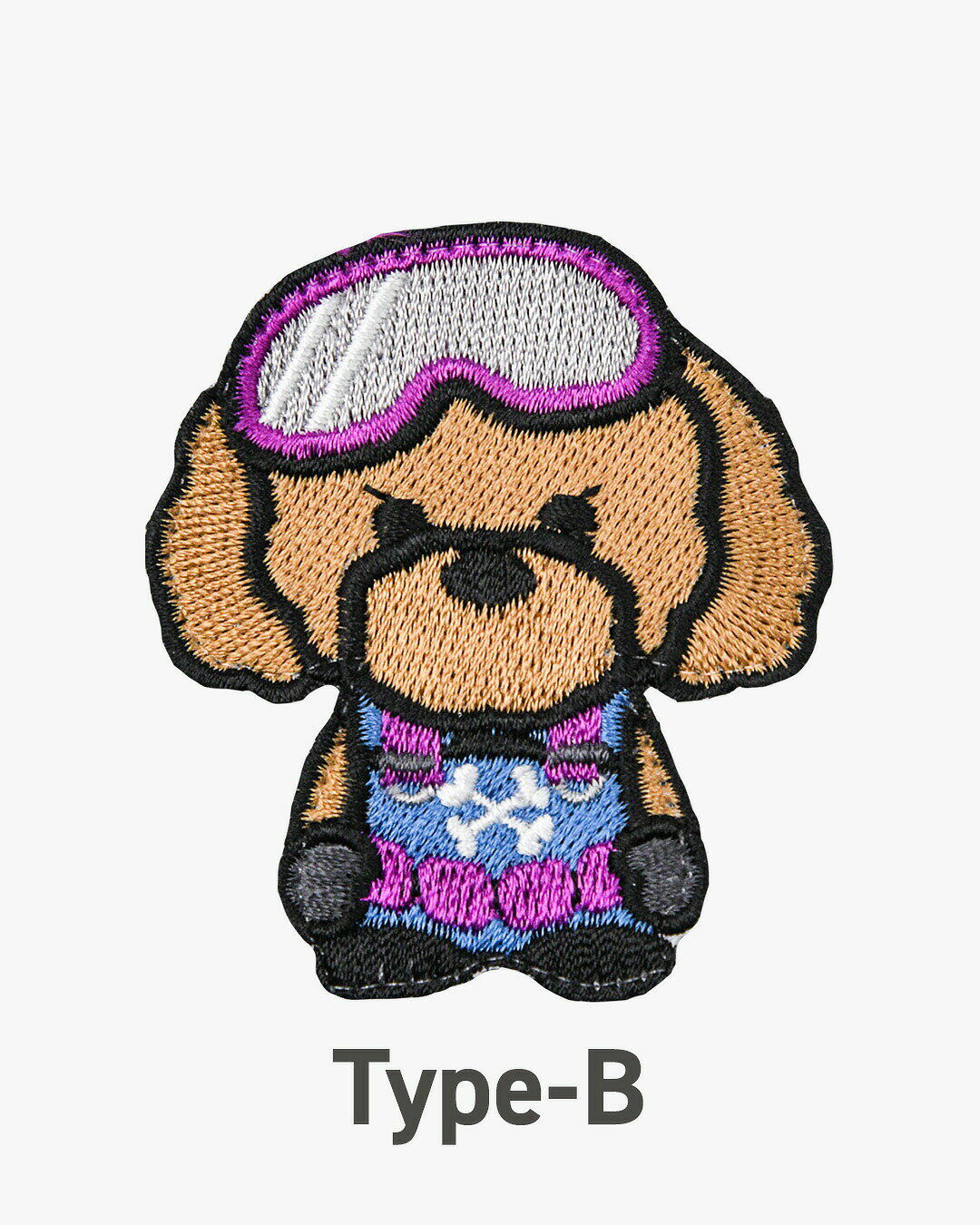 KILONINER TOP ＞ 商品一覧 ＞ パッチ 商品名【KILONINER 】Character Patch Poodle 商品説明 L.A.発の本格ミリタリーペットギアブランド「KILONINER（キロナイナー）」から、頼れるメカニック「プードル」のキャラクターパッチが登場！キロナイナー隊員をモチーフにした日本オリジナルの「キャラクターパッチ」シリーズです。 【キロナイナー隊のメカニック】プードルは、頭脳明晰でさっぱりした性格のメカニック担当。隊の技術を支えるクールなエリート隊員です。 【シーンで選べる3つの装着タイプ】「面ファスナー」「マグネット」「ステッカー」の3タイプをご用意。ハーネスやリードのカスタマイズはもちろん、キャリーバッグや私物など、場所に合わせて最適なタイプをお選びいただけます。 【簡単カスタマイズ】どのタイプもアイロンや穴あけの必要はなく、大切なハーネスやリードを傷つけずに簡単に装着・付け替えが可能です。 裏面は面ファスナー、マグネット、ステッカーの3タイプなので、シーンに合わせてお使いいただけます。いずれもアイロンや穴あけ不要で簡単にカスタマイズできます。 ※洗濯の際はパッチを取り外してください。 ※Type-Cは面ファスナーのみの販売です。 サイズ 幅：5cm 高さ：5.5cm よくあるご質問 Q. いつ発送されますか？ A. 即日発送(土日祝除く) ＞ 最短翌日お届け Q. 日時指定はできますか？ A. 可能です。決済画面にてご希望の日時をお選びください。 ご注文時の注意事項 ■生産時期や製造ロットにより、色味・質感・仕様・デザイン等に若干の個体差が生じる場合がございますが、品質には問題ございません。あらかじめご了承ください。 ■製品仕様やパッケージは改良のため予告なく変更される場合があります。 ■北海道・沖縄・東北地域は中2日程お届け迄にお時間を要します。その為日時ご指定いただきました場合もご希望に添えない場合がございます。また、配送業者様の運行状況や天候によりお届け日が前後する可能性がございます。予めご了承くださいませ。 ■当サイトでは複数店舗で在庫を共有しているため、タイミングにより在庫数にずれが生じる場合がございます。 ご注文時にサイトにて在庫があった場合でも僅差により商品が欠品となる場合もございます。 その場合は、ご注文確認後に当店より欠品の旨ご連絡させていただきます。大変ご迷惑をお掛けいたしますが、あらかじめご了承いただけますようお願いいたします。 ■環境に配慮し、当店では簡易包装にてお届けいたします。 ■洗濯方法については、洗濯表示タグをご確認ください。 ■返品・交換・修理について [必読] ご注文に関する注意事項 ＞KILONINER TOP ＞ 商品一覧 ＞ パッチ