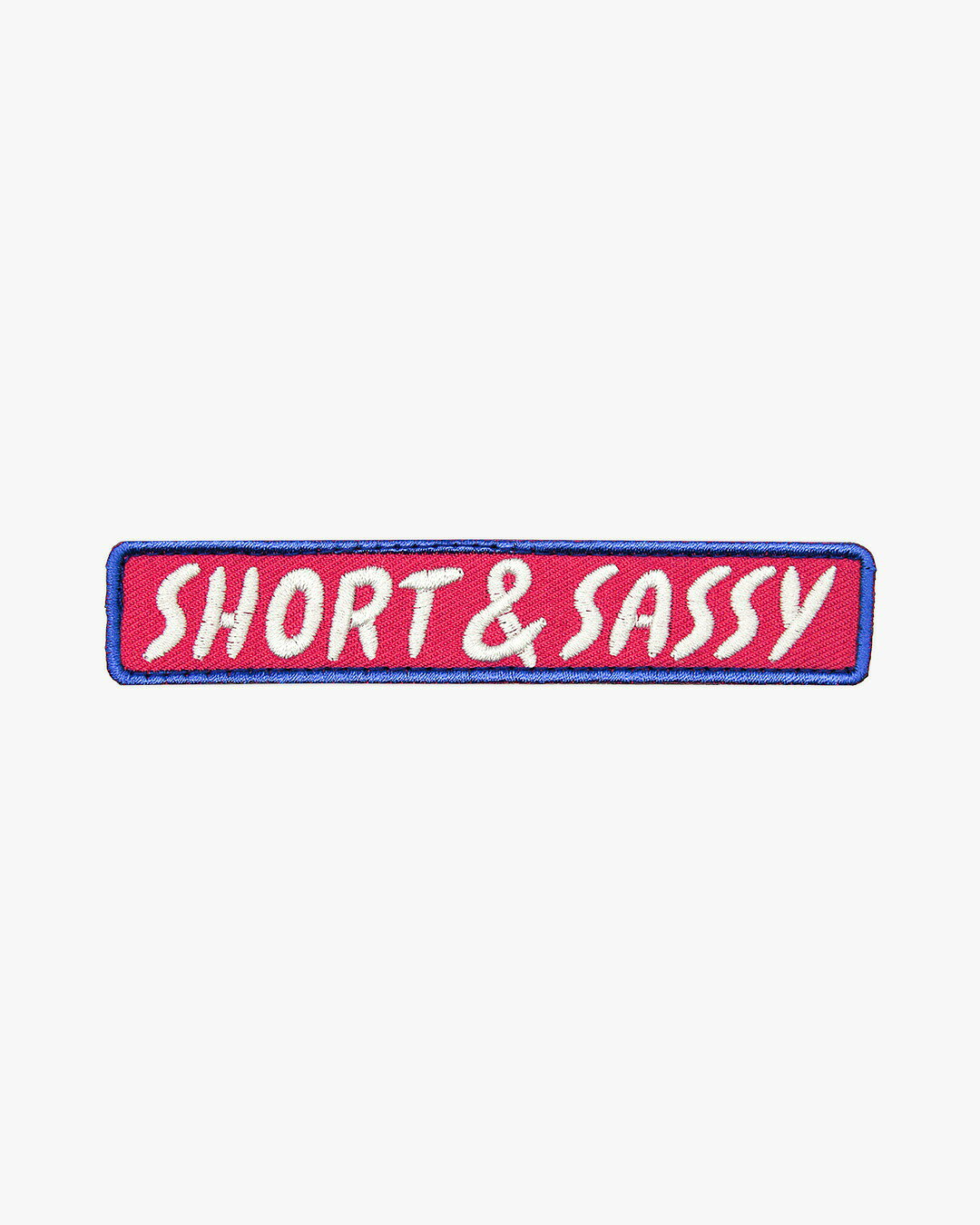 KILONINER TOP ＞ 商品一覧 ＞ パッチ 商品名【KILONINER 】Short & Sassy Patch 商品説明 L.A.発の本格ミリタリーペットギアブランド「KILONINER（キロナイナー）」から、個性あふれるワンちゃんにぴったりの『ショート＆サシー パッチ』が登場！「Short & Sassy」は、「小さくって小悪魔的」「生意気でキュート」という意味を持つ、まさに小さな人気者にふさわしいメッセージパッチです。 【小悪魔的な魅力をアピール】体は小さくても態度はビッグ！そんな愛すべき「生意気キュート」な愛犬のキャラクターを、かっこいいミリタリーフォントで主張できます。 【ミリタリー×ユーモアの融合】キロナイナーらしい無骨でタフなデザインながら、中身はユーモアたっぷり。お散歩仲間との会話も弾む、アイキャッチなアイテムです。 裏面は面ファスナーなので、アイロンや穴あけの必要も無く、簡単にハーネスやリードに貼り付けてカスタマイズが楽しめます。 ※洗濯の際はパッチを取り外してください。 サイズ 幅：10.2cm 高さ：2.0cm よくあるご質問 Q. いつ発送されますか？ A. 即日発送(土日祝除く) ＞ 最短翌日お届け Q. 日時指定はできますか？ A. 可能です。決済画面にてご希望の日時をお選びください。 ご注文時の注意事項 ■生産時期や製造ロットにより、色味・質感・仕様・デザイン等に若干の個体差が生じる場合がございますが、品質には問題ございません。あらかじめご了承ください。 ■製品仕様やパッケージは改良のため予告なく変更される場合があります。 ■北海道・沖縄・東北地域は中2日程お届け迄にお時間を要します。その為日時ご指定いただきました場合もご希望に添えない場合がございます。また、配送業者様の運行状況や天候によりお届け日が前後する可能性がございます。予めご了承くださいませ。 ■当サイトでは複数店舗で在庫を共有しているため、タイミングにより在庫数にずれが生じる場合がございます。 ご注文時にサイトにて在庫があった場合でも僅差により商品が欠品となる場合もございます。 その場合は、ご注文確認後に当店より欠品の旨ご連絡させていただきます。大変ご迷惑をお掛けいたしますが、あらかじめご了承いただけますようお願いいたします。 ■環境に配慮し、当店では簡易包装にてお届けいたします。 ■洗濯方法については、洗濯表示タグをご確認ください。 ■返品・交換・修理について [必読] ご注文に関する注意事項 ＞KILONINER TOP ＞ 商品一覧 ＞ パッチ