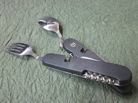 SAM(サム)コンビ 6徳ナイフスプーン・フォーク付ナイフ筋入 ブラック 日本製