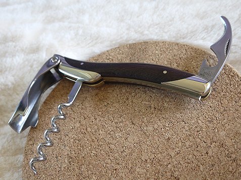 ■全長：120mm（閉時） ■刃長：30mm（ギザ刃） ■ブレード材：ステンレス ■ハンドル材：紫タガヤサン ■スクリューには、溝が切ってあるので、コルクを抜く際に、空気が入り、抜きやすくなります。　