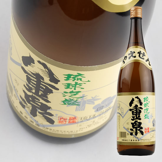 伝統的な単式直火釜蒸留による芳醇な香りとすっきりとした味わいの泡盛。 地元で一番の人気銘柄です。 原材料 米、米麹 度数 30度 容量 1.8L こちらの商品はお取り寄せ商品になります。 発送まで2日&ndash;5日お時間が掛かります。 発送予定日は予告なく変更される場合がございます。 お取り寄せ商品 発送スケジュール（平日の場合） 月 AM10：00までにご注文いただくと火曜日に発送可能。 火 AM10：00までにご注文いただくと水曜日に発送可能。 水 AM10：00までにご注文いただくと木曜日に発送可能。 木 AM10：00までにご注文いただくと金曜日に発送可能。 金曜日が祝日の場合、AM10：00以降のご注文は翌週火曜日に発送可能となります。 金 AM10：00までにご注文いただくと土曜日に発送可能。 AM10：00以降のご注文分は火曜日に発送可能。 月曜日が祝日の場合、AM10：00以降のご注文は翌週水曜日に発送可能となります。 土 火曜日に発送可能。 月曜日が祝日の場合、翌週水曜日に発送可能となります。 日 火曜日に発送可能。 月曜日が祝日の場合、翌週水曜日に発送可能となります。 祝日の対応（月、火、水、木の場合） ご注文日が祝日の場合は翌々日に発送可能。 祝日の前日のAM10：00以降のご注文分はご注文日から4日後に発送可能。八重泉酒造 原料： 原料の南方硬質米はシャム（タイ国）から輸入されたものです。 洗米： 原料米を浸漬し、洗米後は水分を切って蒸します。 麹： 蒸した米を山盛り（マジン）して40℃内外の適温を保ち、これに泡盛米麹菌を散布して製麹にかかります。麹は40時間?50時間で熟成します。 モロミ： 熟成した麹を仕込みがめに水と酵母を加えて発酵します。 蒸留： 酵母が終わる頃モロミは熟成しますから、沖縄独特の単式蒸留機に入れて火熱を加え、蒸留します。 貯蔵： 蒸留した液体を泡盛のタンクに入れて貯蔵し、長期保存によって品質の向上に努めます。 1 ストレート 通の方におすすめ。泡盛本来の芳醇な香りとコクを味わうことができます。 2 水割り/湯割り 泡盛4 : 水（又は湯）6などお好みの割合でお楽しみいただけるシンプルなスタイル。 3 オン・ザ・ロック 氷を入れた八重泉グラスに泡盛を静かに注ぐ。まろやかな喉ごしとひんやりとした口あたりは何方にも好評です。 4 カクテル 果汁を加えたり、炭酸割りにしたりなど泡盛をベースにカクテルとして女性の方に喜ばれています。 5 黒麹酢 毎食後30ml程（付属のキャップ 9）をストレート・オンザロック・水割り・牛乳割り（1 : 1の割合で先に牛乳を入れ、かき混ぜながら黒麹酢を入れて下さい。）等、お好みに合わせてお召し上がり下さい。