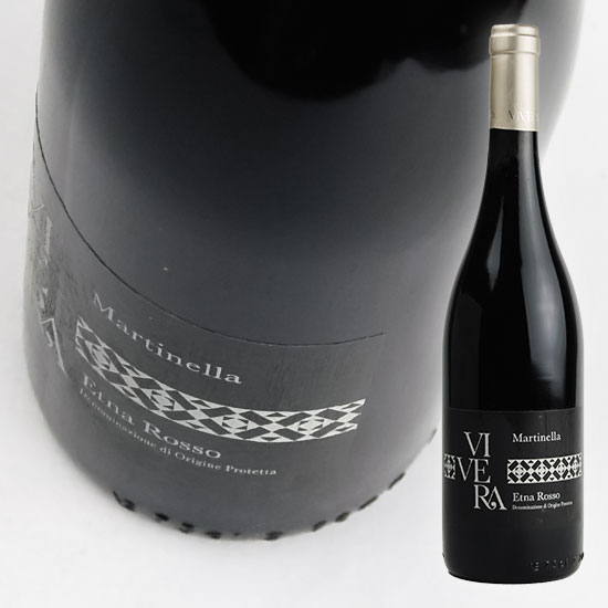 単一畑・マルティネッラで栽培されたシチリアの土着品種から造られるワイン。フレンチオークのバリック (225L) で約1年半熟成させています。ガーネット色がかったルビーレッド。スパイスや果物、ミネラルの香り。非常に余韻が長く、風味豊かなフレッシュな味わいです。 色・タイプ 赤／ミディアムボディ／やや辛口 品種 ネレッロ・マスカレーゼ80%、ネレッロ・カップッチョ20% 容量 750ml 産地 イタリア シチリア州 こちらの商品はお取り寄せ商品になります。 発送まで2日&ndash;5日お時間が掛かります。 発送予定日は予告なく変更される場合がございます。 お取り寄せ商品 発送スケジュール（平日の場合） 月 AM10：00までにご注文いただくと火曜日に発送可能。 火 AM10：00までにご注文いただくと水曜日に発送可能。 水 AM10：00までにご注文いただくと木曜日に発送可能。 木 AM10：00までにご注文いただくと金曜日に発送可能。 金曜日が祝日の場合、AM10：00以降のご注文は翌週火曜日に発送可能となります。 金 AM10：00までにご注文いただくと土曜日に発送可能。 AM10：00以降のご注文分は火曜日に発送可能。 月曜日が祝日の場合、AM10：00以降のご注文は翌週水曜日に発送可能となります。 土 火曜日に発送可能。 月曜日が祝日の場合、翌週水曜日に発送可能となります。 日 火曜日に発送可能。 月曜日が祝日の場合、翌週水曜日に発送可能となります。 祝日の対応（月、火、水、木の場合） ご注文日が祝日の場合は翌々日に発送可能。 祝日の前日のAM10：00以降のご注文分はご注文日から4日後に発送可能。シチリア東部、カターニアに位置する家族経営のワイナリー ヴィヴェラ社のワインはすべて、自社畑で有機栽培されたブドウから造られています。醸造所では伝統や創造性を生かし、畑の特性を生かしたその土地独自のワイン造りを行っています。2002年、ヴィヴェラ家は「他にはない最高のワインを生むブドウ畑に囲まれたワイナリーを造りたい」という思いから、エトナ山北東部のマルティネッラ地区に素晴らしい農地を購入しました。