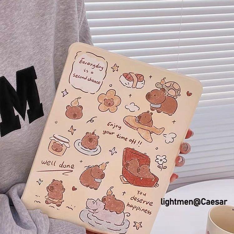 Rakuten - カピバラ グッズ iPadケース アイパッド保護カバー 可愛い iPad234 Mini4/5/6 iPad5/6 iPadpro 9.7 2017/2018iPad9.7 軽量 保護 ペン入れ 防塵 キズ防止