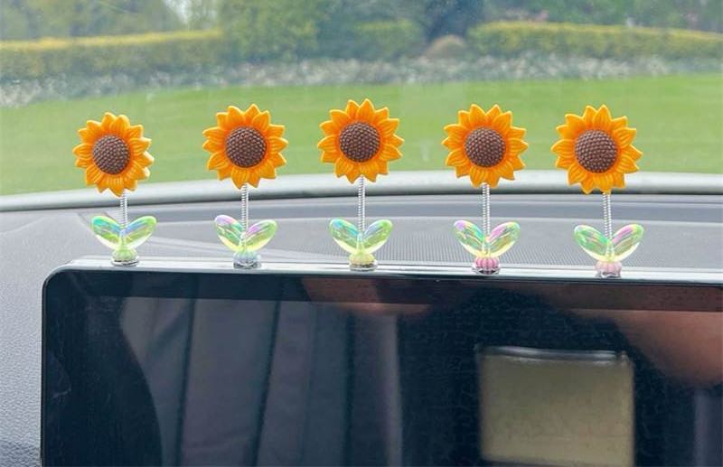 車飾り 可愛い 10個セット 両面テープ付き カーアクセサリー 車内装飾 インテリアー 車飾り 置物 ホワイト バイク 自転車 装飾 おしゃれ 飾り物 樹脂製 ミニサイズ 可愛い 贈り物 プレゼント ビール お酒 盆栽 植物 ひまわり 向日葵の商品画像 3