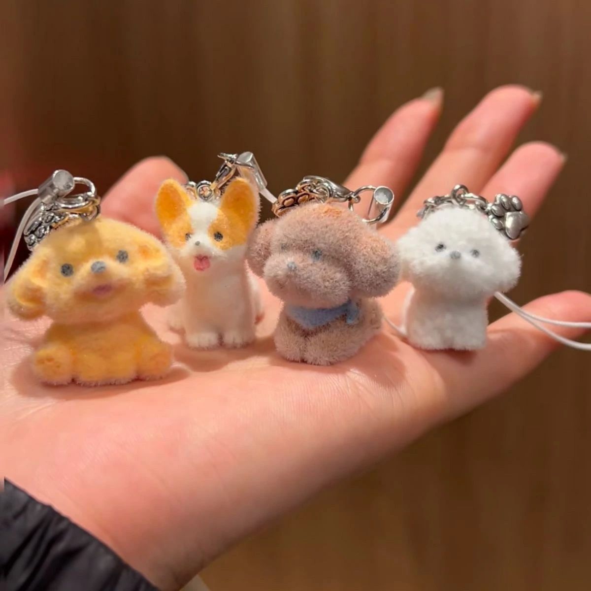Rakuten - 4点セット おもろい 犬好き いぬ かわいい ミニチュア グッズ ストラップ キーホルダー プレゼント ギフト ファー オシャレ バッグチャーム 小さい フロッキー フロック ストラップ ふわふわ キュート コンパクト 癒しグッズ
