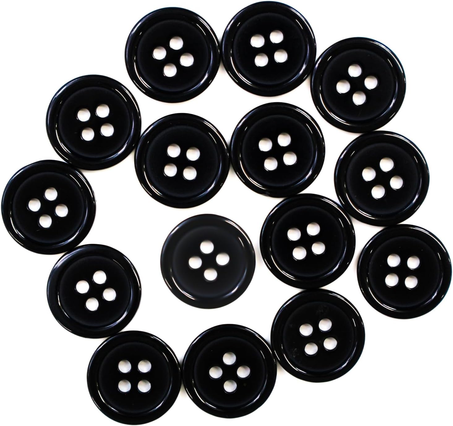●【サイズ】直径約15mm　【数量】15個●【ボタンの形】四つ穴ボタン　【材質】プラスチック　【カラー】ブラック ツヤあり●【用途】ボタンの取れてしまったコートやシャツボタンとして。カーディガンやブラウス、靴下・手袋などの小物にもおすすめです。●【特徴】糸通し用の穴が四つ空いた、衣類に合わせやすい黒ボタンです。●お手持ちの衣類の首元、袖口、袖、足元のワンポイントとして。ベーシックに使いやすい、シンプルなデザインです。■きらきらぷんぷん丸のベーシックボタンとは？ イメージチェンジにおすすめ！糸通し用の穴が四つ空いた黒ボタンです。 お手持ちの衣類・小物に！カーディガン・ブラウスなどのボタンや、飾りボタンとして。 紛失や、キズがついた時も安心！お買い得な15個入り商品です。 ボタンの取れてしまった衣類や、お洋服のイメージチェンジがしたい時に嬉しい商品です。 ■おすすめポイント プチプラファッションにもおすすめ！ 服に合わせやすい、シンプルなデザインのボタンです。 ■こんな場面で便利 お手持ちの衣類のイメージチェンジに。 ボタンの取れてしまった服の交換用として。 シャツ・ブラウスなどの衣類に。 靴下・手袋などの小物のワンポイントとして。 バッグやポーチなど、ハンドメイド作品の材料として。 ※当社販売製品の違法な類似品や模倣品に対しては、商標法・不正競争防止法など、その他法令に抵触する場合、弊社顧問弁護士と相談の上、民事・刑事の両面から厳正に対処致します。