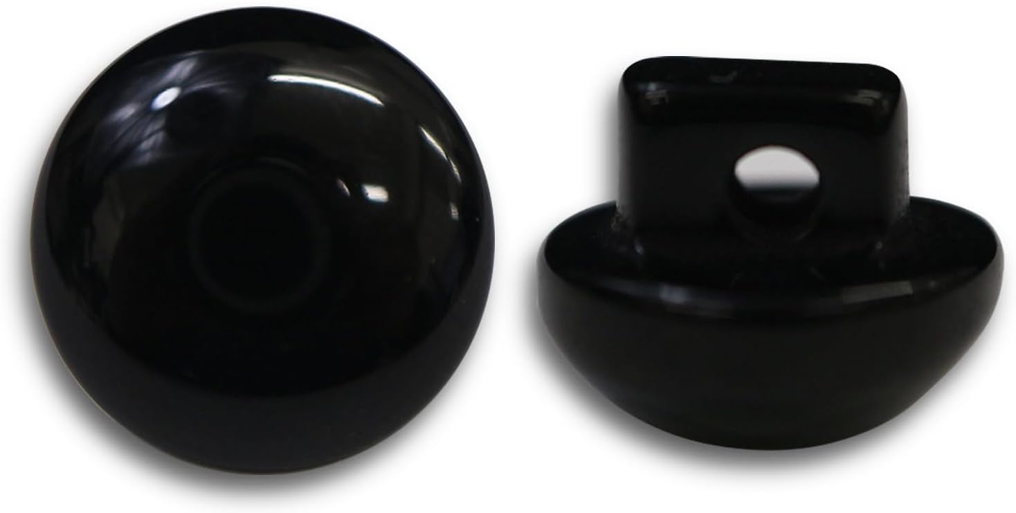 ●【サイズ】直径約11.5mm　【数量】20個●【ボタンの形】足つき キノコ型　【材質】樹脂　【カラー】ブラック ツヤあり●【用途】ボタンの取れてしまった衣類のボタンとして。バッグや小物にもおすすめです。●【特徴】糸通し用の足がついた、衣類に合わせやすい黒ボタンです。●お手持ちの衣類のワンポイントとして。ベーシックに使いやすい、シンプルなデザインです。■きらきらぷんぷん丸の黒ボタンとは？ イメージチェンジにおすすめ！糸通し用の足がついた黒ボタンです。 横から見るとキノコのような形で、表面のゆるやかな丸みが特徴です。 お手持ちの衣類のワンポイントとして。ベーシックに使いやすい、シンプルなデザインです。 ■こんな場面で便利 お手持ちの衣類のイメージチェンジに。 ボタンの取れてしまった服の交換用として。 靴下・手袋などの小物のワンポイントとして。 バッグやポーチなど、ハンドメイド作品の材料として。 ぬいぐるみなどの目玉ボタンとしても。 ※当社販売製品の違法な類似品や模倣品に対しては、商標法・不正競争防止法など、その他法令に抵触する場合、弊社顧問弁護士と相談の上、民事・刑事の両面から厳正に対処致します。