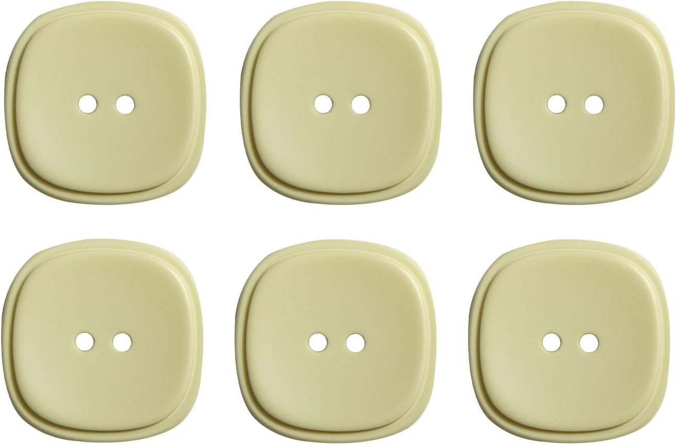 【サイズ】約28x28mm 、厚み約5mm、対角約30mm 【数量】6個入り【形状】二つ穴ボタン 四角形 【材質】樹脂【カラー】イエロー【特徴】マットな質感と柔らかなフォルムが特徴の、樹脂製スクエアボタン。 ツヤを抑えた上品な仕上がりで、ナチュラル・シンプル・モード系の作品にもよく合います。【用途】スーツやコート、セーター、カーディガンなど、幅広い衣類におすすめです。■商品詳細 マットな質感が魅力の二つ穴スクエアボタンです。 丸みを帯びた四角いフォルムがやさしい雰囲気を演出し、シンプルながらも存在感のあるデザインです。 表面はツヤを抑えた落ち着いたマット仕上げで、光の反射が少なく、上品でナチュラルな印象を与えます。 ■こんな場面で便利 スーツやコート、セーターやカーディガンなどの衣類におすすめです。 お手持ちの服のイメージチェンジや、ボタンの交換用としても便利です。 ブランケット・手袋・バッグなどの小物や、ハンドメイド作品のアクセントにも幅広くお使いいただけます。 ※製造工程の特性上、サイズに1mm前後の誤差が生じる場合があります。 ※ボタンごとに色味や模様の出方に個体差があります。　 ※製造ロットやご使用環境・ディスプレイ設定の違いにより、画像と実際の商品の色味に差異が生じる場合がございます。 ※当社販売製品の違法な類似品や模倣品に対しては、商標法・不正競争防止法など、その他法令に抵触する場合、弊社顧問弁護士と相談の上、民事・刑事の両面から厳正に対処致します。