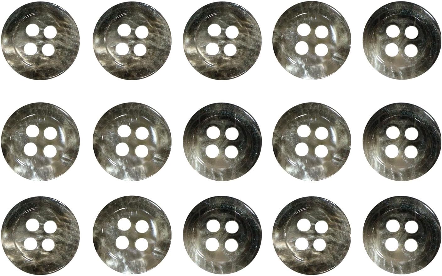 【サイズ】約11mm 、厚み約3mm 【数量】15個入り【形状】四つ穴ボタン 【材質】樹脂【カラー】グレー【特徴】繊細な輝きが魅力の四つ穴ボタンです。ひとつひとつ異なる表情をお楽しみいただけます。【用途】シャツやブラウスなどの衣類におすすめです。■商品詳細 繊細な輝きとマーブル模様が美しい四つ穴ボタンです。 ひとつひとつ表情が異なり、奥行きのあるニュアンスをお楽しみいただけます。 高見えするデザインで、お洋服のアクセントやハンドメイドにもおすすめです。 上品なツヤが、シンプルなスタイルにも映えます。 ※製造工程の特性上、サイズに1mm前後の誤差が生じる場合があります。 ※マーブル模様は一点ごとに異なるデザインとなります。そのため、写真と模様の出方が異なる場合がございます。予めご了承ください。 ※誤飲や誤使用の危険があるため、小さなお子様の手の届かない場所で保管し、ご利用ください。 ※モニター環境や生産時期、製造工程上の理由により、実際の色味や仕上がりに多少の差・小さなキズ・色ムラが見られる場合がございます。あらかじめご了承ください。 ※ボタンへ直接のアイロンがけや、スチーム蒸気はツヤ落ち・ひび割れ・色落ちの恐れがございます。 ※当社販売製品の違法な類似品や模倣品に対しては、商標法・不正競争防止法など、その他法令に抵触する場合、弊社顧問弁護士と相談の上、民事・刑事の両面から厳正に対処致します。