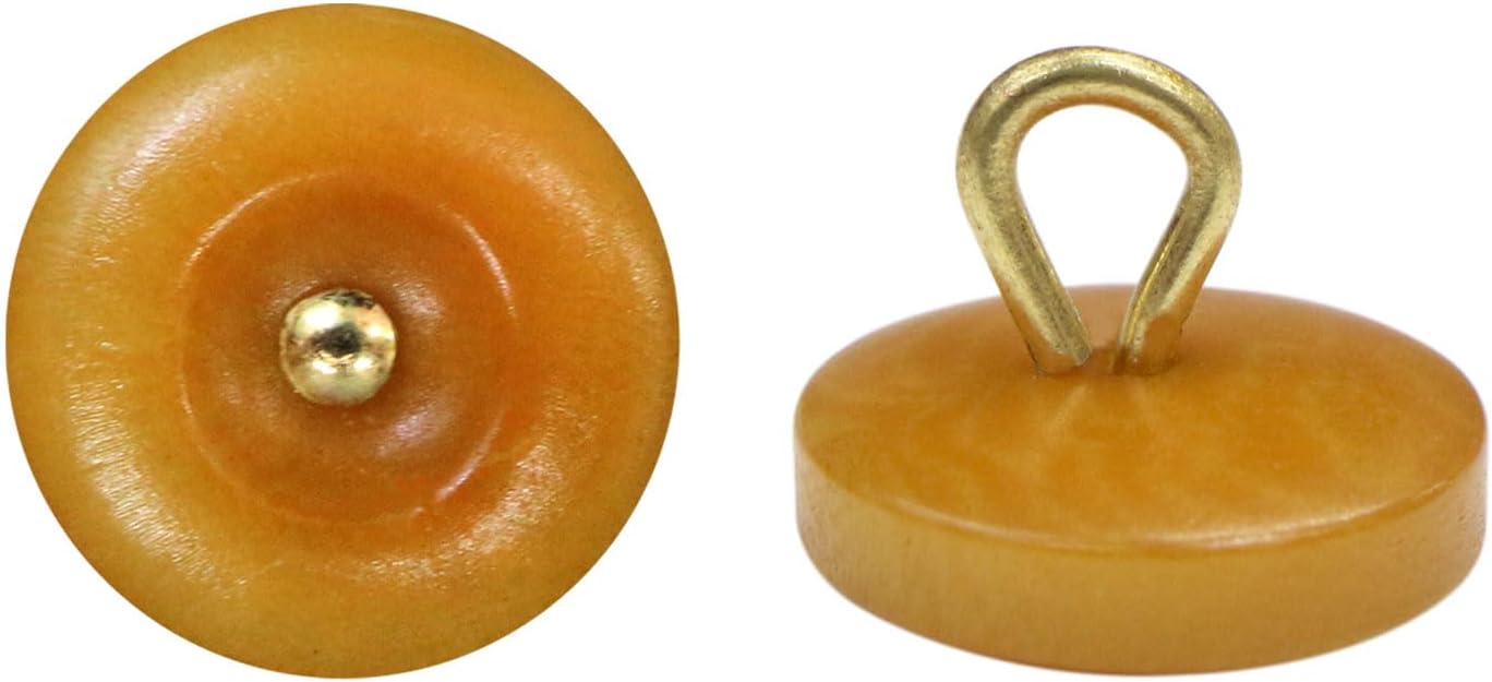 ●【サイズ】約11.5mm 【足部分のサイズ】約5mm 【1粒の重さ】約0.5g ●【数量】5個入り 【ボタンの形】足つきボタン ●【材質】椰子の種・メタル 【模様について】ナットボタン特有の風合いがあります。 ●【カラー】ブラウン 【メタル部分のカラー】ゴールド ●【特徴】真ん中が少しくぼんだ形のナットボタンです。■きらきらぷんぷん丸の足つきナットボタンとは？ 椰子の種をボタン状に加工したものを染色しています。 別名「コロゾボタン」とも呼ばれています。 真ん中が少しくぼんだ形の足つきボタンです。 中心部分・足部分のメタル部分はゴールドで、ナットボタンをより引き立てます。 ■こんな場面で便利 小さめサイズはシャツ・ブラウス用に。 大きめサイズはセーター・カーディガン用に。 お手持ちの衣類のイメージチェンジに。 ボタンの取れてしまった服の交換用として。 ※天然素材のボタンのため、水洗いは避けクリーニングの際はボタンを取りはずすか、ボタンを保護した上で石油系ドライクリーニングにて行って下さい。 ※ボタンへ直接のアイロンがけや、スチーム蒸気はツヤ落ち・ひび割れ・色落ちの恐れがございます。 ※天然素材の性質上、柄や風合いに個体差があります。ご使用環境により品質変化が生じることがあります。 ※当社販売製品の違法な類似品や模倣品に対しては、商標法・不正競争防止法など、その他法令に抵触する場合、弊社顧問弁護士と相談の上、民事・刑事の両面から厳正に対処致します。