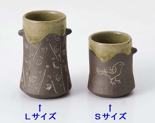 素朴な土の温かみを感じる陶器。 ユニークな柄は、アットホームな雰囲気。 ■サイズ：Φ35×H50 (mm) ■材質：陶器 ※手作りの為、一品一品の形、柄、色味が異なります。 ※在庫状況により発送に数日かかる場合がございます。