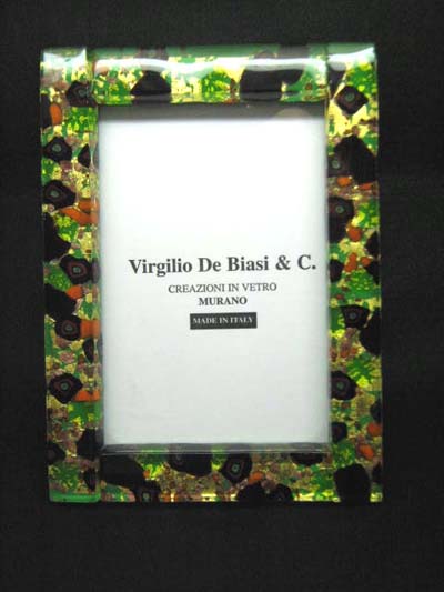 水と空と太陽の街、ヴェネツィア。 この土地が鮮やかでしかも繊細な感性を育んでくれる。 世界にひとつとして同じものは存在しない、ガラス細工…。 想い出の日々をこのフォトフレームに残しませんか。 ●サイズ　190×145×奥行90　窓　145×90 　（ハガキサイズ151×101） ※手作りの商品です。4mm程度の誤差が生じます。 　縦置き横置きどちらでもできます。 ※写真サイズは現像所によって多少の違いがあります。 ※商品の色合いや柄は画像の物と多少違う場合があります。 ※在庫状況により発送に数日かかる場合がございます。