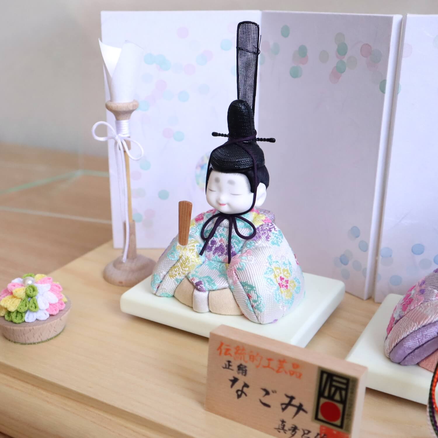 伝統的工芸品　三世・金林真多呂作 来未-KURUMI-シリーズ 増村オリジナル正絹西陣織 『なごみ雛』 国産水玉蝶々屏風 木製燭台 半円ちりめん花 アクリルパノラマケース 雛人形 コンパクト おしゃれ ひな人形 お雛様 木目込み人形