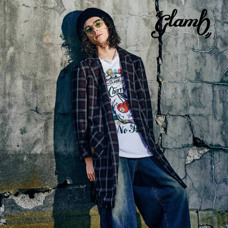 商品情報素材/材質ポリエステル70％、レーヨン27％、ポリウレタン3％(グリーンボディ部分)ポリエステル83％、レーヨン15％、ポリウレタン2％(レッドボディ部分)サイズ/寸法サイズ詳細(単位cm)Sサイズ:着丈94.5、身幅53、肩幅45、袖丈65Mサイズ:着丈96.5、身幅55、肩幅46、袖丈66Lサイズ:着丈99.5、身幅58、肩幅47.5、袖丈67.5その他商品説明グランジムーブメントの下ではタウンウェアとしても愛用されたガウンを、ディテールの再考によって今季新たにストリートへ提案する Alternative Gown Shirt。ボディは、襟にノッチドラペル、バックスタイルにセンターベントをあしらったロングレングス。身幅と袖丈にもゆとりをもたせ、胸元と袖口は1つボタンとすることで、フォーマルに傾き過ぎないルーズなニュアンスを添えた1枚となりました。チェックテキスタイルはカラーバリエーションごとに異なる柄をセレクト。Redはタータンチェック、Greenはオンブレチェックを用いながら、いずれも今季のコレクションテーマ”Dance in Hidden Valley”を反映したノスタルジックなムードにまとめました。注意この商品は当店実店舗でも販売しております。在庫数の更新は随時行っておりますが、お買い上げいただいた商品が、品切れになってしまうこともございます。その場合、お客様には必ず連絡をいたしますが、万が一入荷予定がない場合は、キャンセルさせていただく場合もございますことをあらかじめご了承ください。モニター発色の具合により色合いが異なる場合がございます。ブランドについて【glamb－グラム】glambは日本のストリート系ファッションブランド。ブランドコンセプトは『grunge for luxury』。グランジロックスタイルを基調としながら、ワーク、フォークロア、トラッドなど、様々なスタイルを融合したエレガントなデザインワークが特徴。デニムとレザーが人気。その多くが世界最高峰の加工技術で知られる岡山児島の専属ファクトリーで仕上げられている。【店長コメント】2003年に設立された日本のブランドです。グランジロックを基調に様々なスタイルをストリートとMIXした個性的なデザインが特徴。シルエットは全体的にややゆるめのシルエットが多いですが、タイトなスキニーパンツも展開するなど幅広いデザインを取り扱っています。また、コラボレーション企画も多数展開しており、特に【ジョジョの奇妙な冒険】が人気。生地感もしっかりしており、芸能人の愛用者も多い人気ブランドです。お取り寄せ商品 glamb グラム 長袖シャツ メンズ Alternative Gown Shirt/オルタナティブガウンシャツ 秋冬 グリーン レッド GB0325/SH04 こちらはお取り寄せ商品になります。約2週間後の発送予定です。 グランジムーブメントの下ではタウンウェアとしても愛用されたガウンを、ディテールの再考によって今季新たにストリートへ提案する Alternative Gown Shirt。ボディは、襟にノッチドラペル、バックスタイルにセンターベントをあしらったロングレングス。身幅と袖丈にもゆとりをもたせ、胸元と袖口は1つボタンとすることで、フォーマルに傾き過ぎないルーズなニュアンスを添えた1枚となりました。チェックテキスタイルはカラーバリエーションごとに異なる柄をセレクト。Redはタータンチェック、Greenはオンブレチェックを用いながら、いずれも今季のコレクションテーマ”Dance in Hidden Valley”を反映したノスタルジックなムードにまとめました。サイズ詳細(単位cm)Sサイズ:着丈94.5、身幅53、肩幅45、袖丈65Mサイズ:着丈96.5、身幅55、肩幅46、袖丈66Lサイズ:着丈99.5、身幅58、肩幅47.5、袖丈67.5素材ポリエステル70％、レーヨン27％、ポリウレタン3％(グリーンボディ部分)ポリエステル83％、レーヨン15％、ポリウレタン2％(レッドボディ部分) 5