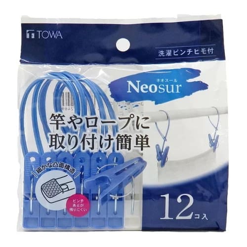 広告文責・販売事業者名:株式会社ビューティーサイエンスTEL 050-5536-7827商品名 東和産業 NSR ネオスール 洗濯ピンチヒモ付 12個 ブルー・ホワイト 内容量 12個 サイズ 35×12×120mm(ヒモ含む1個あたり) 材質・原材料・成分 ・本体： ポリプロピレン ・ヒモ： ポリエチレン ・バネ： 鋼線 注意事項 ・厚地の衣類やタオルにはピンチあとが残る場合があります。 ・火気の近くや乾燥機付き浴室など熱風の直接あたるところで使用しないでください。商品が軟化し、変形することがあります。 ・風の強い時は屋外で使用しないでください。 ・長期間屋外で放置されますと退色・劣化が早くなりますので、ご使用にならないときは屋内で保管してください。 ・本品はプラスチック製品ですので、使用していくうちに劣化します。 ・ゴミとして廃棄する場合は、各自治体のルールに従ってください。 備考 ※パッケージデザイン等は予告なく変更されることがあります。 ※メーカー都合により商品のリニューアル・変更及び原産国の変更がある場合があります。 区分 日用品 発売元・販売元 東和産業 JANコード 4901983246972