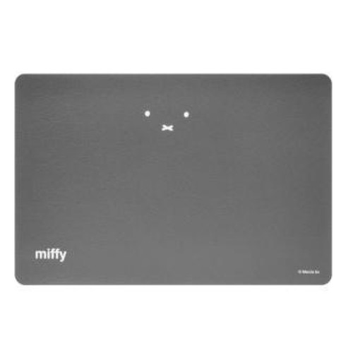 商品名 オカトー miffy 拭けるランチョンマット 顔だけミッフィー 内容量 1枚 商品説明 ●ミッフィ-の愛らしいイラストが目を引くランチョンマットです。●シックなデザインで食卓をおしゃれに演出し、テーブルに汚れや傷が付くのを防いでくれます。●塩化ビニル樹脂でできているので、汚れや水分をはじき、さっと拭くだけで綺麗になります。※メーカーの都合により、パッケージ・仕様等は予告なく変更になる場合がございます。 サイズ サイズ：約300×450mm 材質 塩化ビニル樹脂 備考 ※パッケージデザイン等は予告なく変更されることがあります。 ※メーカー都合により商品のリニューアル・変更及び原産国の変更がある場合があります。 区分 雑貨 製造国・原産国 中国 製造販売元 オカトー JANコード 4905016016006 広告文責・販売事業者名:株式会社ビューティーサイエンス TEL 050-5536-7827