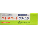 商品名 ベトネベートクリーム 5g 第(2)類医薬品 4987107608673 商品詳細 内容量：5g※しっしん、かぶれ等の皮膚の炎症に優れた効き目を発揮するクリームです。 商品説明 「ベトネベートクリーム 5g」は、しっしん、かぶれ等の皮膚の炎症に優れた効き目を発揮するクリームです。のびがよく、ベタつかない使い心地のよいクリーム剤です。医薬品。 使用上の注意 ●してはいけないこと(守らないと現在の症状が悪化したり、副作用が起こりやすくなります)1.次の人は使用しないで下さい本剤によるアレルギー症状を起こしたことがある人2.次の部位には使用しないで下さい(1)水痘(水ぼうそう)、みずむし・たむし等又は化膿している患部(2)目の周囲、粘膜(例えば口唇等)3.顔面には、広範囲に使用しないで下さい4.長期連用しないで下さい●相談すること1.次の人は使用前に医師又は薬剤師に相談して下さい(1)医師の治療を受けている人(2)妊婦又は妊娠していると思われる人(3)本人又は家族がアレルギー体質の人(4)薬によりアレルギー症状を起こしたことがある人(5)患部が広範囲の人(6)湿潤やただれのひどい人2.次の場合は、直ちに使用を中止し、添付文書を持って医師又は薬剤師に相談して下さい(1)使用後、次の症状があらわれた場合皮ふ・・・発疹・発赤、かゆみ皮ふ(患部)・・・みずむし・たむし等の白癬症、にきび、化膿症状、持続的な刺激感(2)5-6日間使用しても症状がよくならない場合 効能・効果 しっしん、皮膚炎、ただれ、あせも、かぶれ、かゆみ、しもやけ、虫さされ、じんましん●効能・効果に関連する注意効能・効果に記載以外の症状では、本剤を使用しないで下さい。 用法・用量 1日1回から数回、適量を患部に塗布して下さい●使用法に関連する注意1.使用法を厳守して下さい。2.小児に使用させる場合には、保護者の指導監督のもとに使用させて下さい。3.目に入らないように注意して下さい。万一、目に入った場合には、すぐに水又はぬるま湯で洗って下さい。なお、症状が重い場合には、眼科医の診療を受けて下さい。4.外用にのみ使用して下さい。5.使用部位をラップフィルム等の通気性の悪いもので覆わないで下さい。6.化粧下、ひげそり後などに使用しないで下さい。 成分・分量 本品は白色のクリーム剤で、1g中に次の成分を含有していますベタメタゾン吉草酸エステル・・・1.2mg添加物：セトステアリルアルコール、ワセリン、流動パラフィン、クロロクレゾール、セトマクロゴール、pH調節剤 保管および取扱い上の注意 1.直射日光の当たらない湿気の少ない涼しい所に密栓して保管して下さい。2.小児の手の届かない所に保管して下さい。3.他の容器に入れ替えないで下さい。(誤用の原因になったり品質が変わります。)4.使用期限を過ぎた製品は使用しないで下さい。 お問い合わせ先 第一三共ヘルスケア株式会社 お客様相談室郵便番号103-8541東京都中央区日本橋3-14-10電話 03(5205)8331受付時間 9：00-17：00(土、日、祝日を除く)製造販売元第一三共ヘルスケア株式会社東京都中央区日本橋3-14-10 JANコード 4987107608673 販売元 第一三共ヘルスケア 第(2)類医薬品 &gt; ベトネベートクリーム 5g 第(2)類医薬品 4987107608673広告文責・販売事業者名：株式会社ビューティーサイエンスTEL 050-5536-7827※一部成分記載省略あり ※海外居住者対象商品リスク区分第(2)類医薬品使用期限出荷時100日以上医薬品販売に関する記載事項■ 医薬品をご注文いただく前にご確認ください ■第2類・指定第2類と表示されている医薬品につきましては安全にご使用頂きます為に、予めご購入制限数を設定しております。医薬品ご注文前は、買い物かご上にある項目をチェックし当てはまるものを必ずご選択ください。