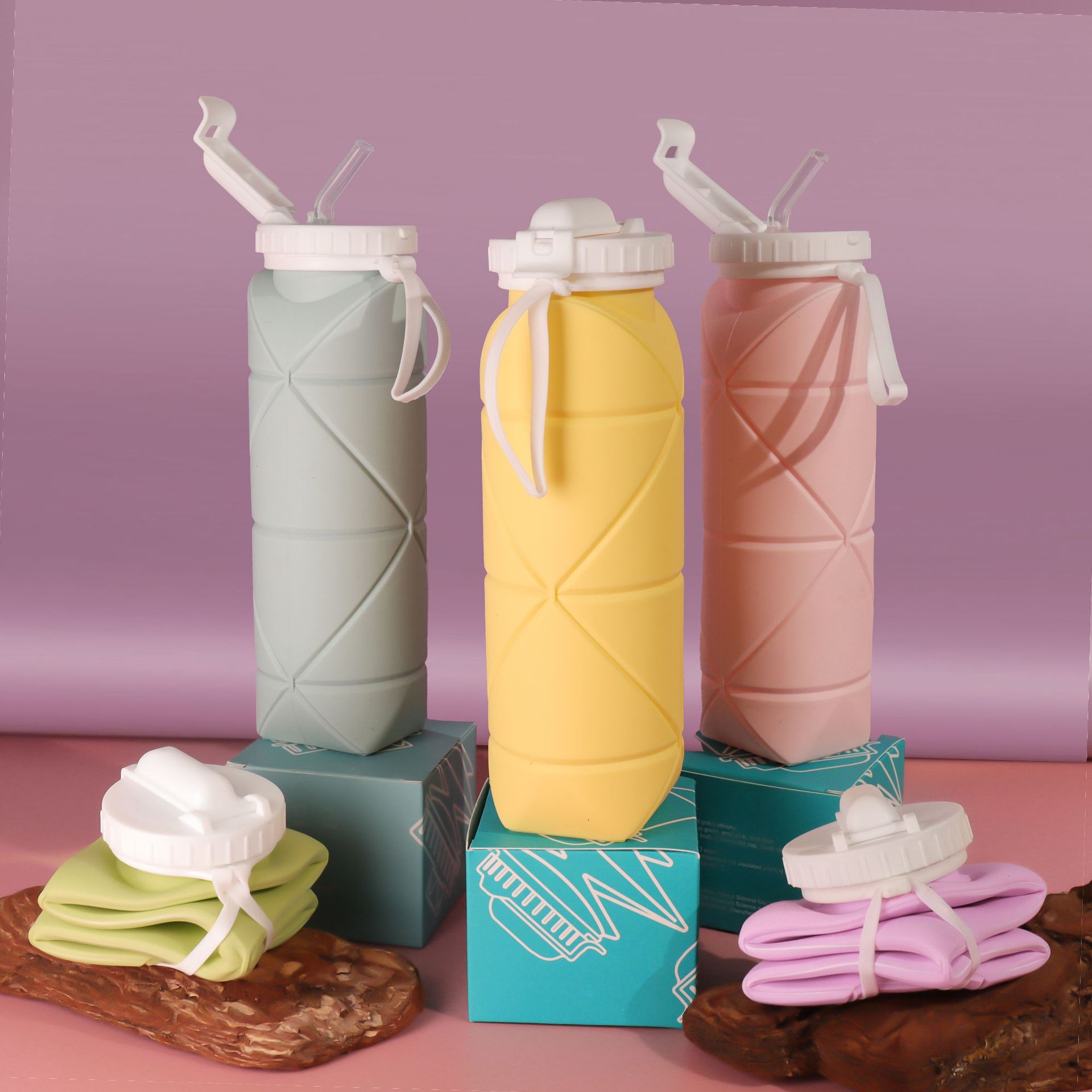 折り畳み水筒 折りたたみシリコン水筒 シリコン製 旅行 ボトル 携帯用 ウォーターボトル折りたたみ 折りたたみ式ボトル 大容量600ml 漏れ防止 アウトドア 超軽量 洗いやすい 軽量 蓋付き アウトドア/ピクニック/旅行/日常使用のサムネイル