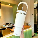 水筒 大容量 ウォーターボトル ストロー付き 900ml 水筒 真空断熱 保温 保冷 ステンレスボトル 広口 直飲み 蓋付き アウトドア 取っ手付き 持ち運び ...