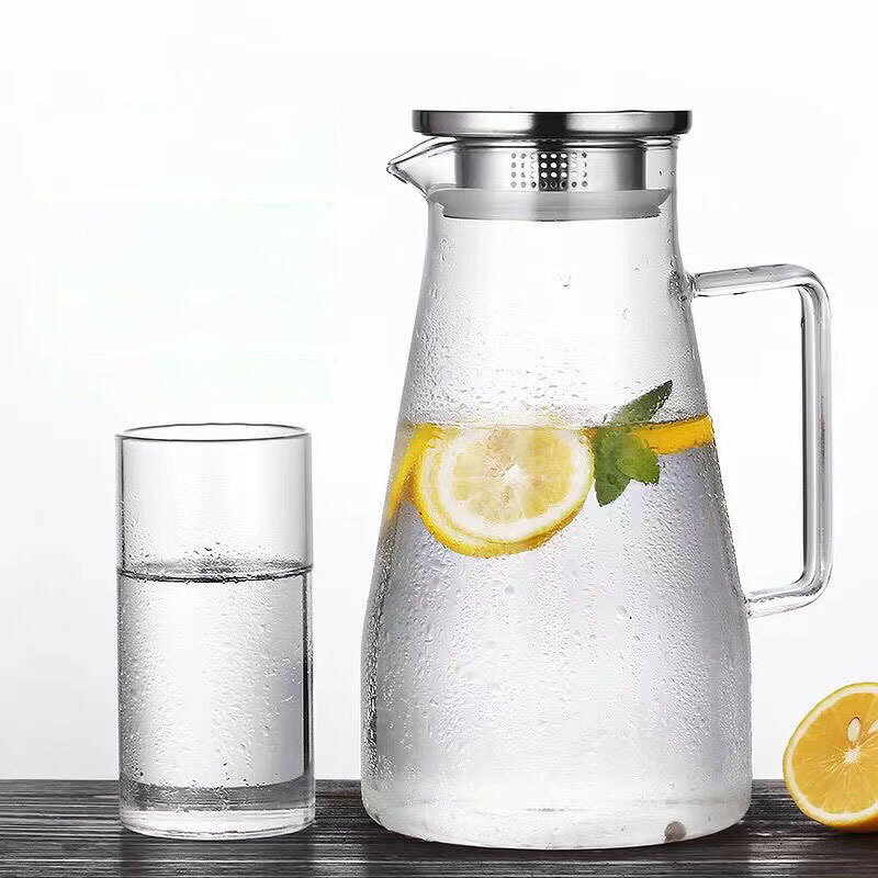 麦茶ポット フリーザーポット ピッチャー お茶ポット 2300ML 冷水筒 ホウケイ酸ガラス 水出し ポット 冷蔵庫ポット 直火対応 熱湯・食洗器OK フルーツティー 洗いやすい 大容量 省スペース 柄後手 フタ付き 冷蔵庫 水差し アウトドア 広口 持ちやすい
