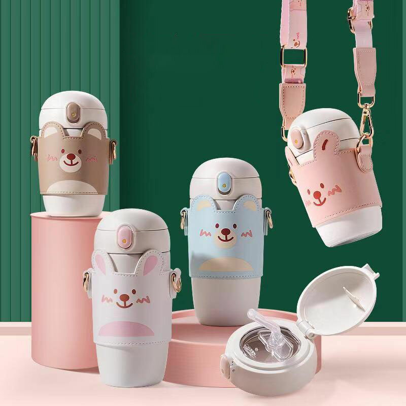 ウォーターボトル 水筒 保温カップ子供用携帯水筒スポーツボトル 直飲み 漏れ防止 肩ひも付き プラスチックボトル 超軽量 携帯便利 夏アイテム アウトドア スポーツ キャンプ ランニング ジム 可愛い 女の子 おしゃれ プレゼント