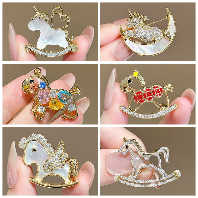 【6%OFFクーポン】かわいい馬 ブローチ 天然の貝殻 コサージュ 針 ピン おしゃれ うま型 ピンブローチ モダン ゴールド アクセサリー ジャケット 結婚式 パーティー 二次会 ママスーツ パーティドレス レディース 七五三 入学式 入園式 卒園式 卒業式 2026 午年 プレゼント