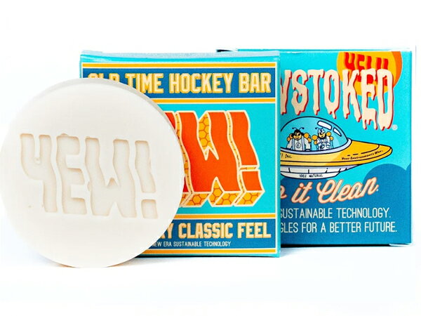 商品名 YEW！/ユー OLDTIME HOCKEY BAR スティックワックス　アイスホッケー小物 商品説明 YEW!アイスホッケースティックワックスは、全米で人気ナンバー1のスティックワックスです！ YEW！OLDETIME　HOCKEYは、YEWベタつきが少ない硬めなクラシックタイプのワックスです。 100%持続可能な蜜蝋から手作りで、すべて天然で無毒、石油化学物質や大豆は一切使いません。 希望の粘着性に達するまで、手首をゆっくりと着実にフリックして、ホッケースティックのブレードに沿ってバーの端をしっかりとスワイプします。 アメリカ製 ※べたつきが強いSupertack WAXはこちら！ 　※ご注文に関する重要なお知らせ※ 　ご注文頂きます商品は、全ての在庫を保証するものではございません。 　弊社は他WEBサイト、また実店舗において店頭販売を行っております。 　ご注文可能な状態でも、店頭・メーカーにて実際には完売となっている場合がございます。 　商品をご用意出来ない場合、ご注文をキャンセルさせて頂く場合もございます。予めご了承ください。&nbsp;