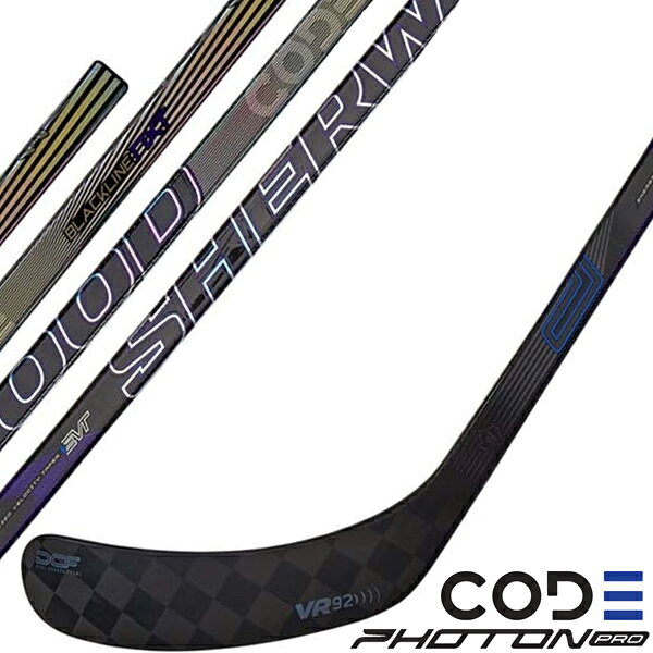 商品名 2026-2027モデル SHERWOOD/シャーウッド CODE PHOTON PRO GRIP インター ワンピーススティック 商品説明 2026シャーウッドコードシリーズ PHOTON PROが入荷！！ 氷上で激しく戦うプレイメーカーのために設計された「Sherwood Code Photon Pro」スティックをご紹介します。 この超軽量かつ優れたバランスを誇るスティックは、トップレベルの性能を発揮し、プレイヤーに自信をもたらします。 改良された「Hybrid2」フレックスプロファイルと、より硬度を高めた「Energized Velocity Taper」が、シュート時に圧倒的なパワーと精度を生み出します。 また、「Dual Carbon Frame」の採用により、新品のような性能と質感を長く維持します。 軽量かつ極めて高いレスポンスを誇り、どんなに激しいプレーにも耐えうる性能を備えています。 Hybrid kickpoint Hybrid2フレックスプロファイルは、ショットのスピードとパックコントロールを両立させています。 Control and Mobility 「Code R」シャフトの形状は、シャフト全体にわたり一貫した、伝統的なフィーリングが得られるよう設​​計されています。角を丸くしたダブルコンケーブ（二重の凹面）構造を採用し、トップハンド（上側の手）部分には触覚的なグリップラインを、ボトムハンド（下側の手）部分には角の曲率（ラジアス）を活かした形状を施すことで、究極のコントロール性と精度を実現しました。 EVTーEnergized Velocigty Taper テーパー状のシャフト部分は、ショット時にエネルギーを生み出すのに役立ちます。 Dual Carbon Frame(DCF) 内部構造により、シャフトとブレードの両方が強化されます。 Blackline NXT carbon fibre 最適化されたカーボンファイバー層化により、強度と耐久性が向上します。 B lacklineNXTカーボンファイバーと、業界独自の「デュアルカーボンフレーム」構造を組み合わせることで、スティック全体がより軽量かつ高強度に仕上がりました。これにより、耐久性が向上し、より大きなパワーを生み出せるだけでなく、安定した性能を長く維持することが可能になります。 Ultra-lightweight construction – 365g (60インチ) VR92 Blade Dampening 戦略的に配置された制振材が振動を抑え、パックの感触（パックフィール）を向上させます。ヒールとトゥの補強により、ブレードの耐久性が高められています。 Concave Sidewalls 角に丸みを持たせた、わずかに凹状のシャフト側面が、グリップ力とスティックコントロール性を向上させます。 Featherlite XT Balance 最適化されたバランスにより、軸に重心を高くシフトさせ、パック制御と射撃の応答をサポートします。 Tactile Grip Zones シャフトに2つのテクスチャー付きグリップゾーンが、上方および下方の両方の制御性能を向上させます。 Peelply Textured Blade テクスチャー加工されたブレード表面は、ハンドリングや撮影時のパック接触効率を向上させます。 Who Is It For パックコントロール、シュート、そして耐久性を重視して設計された軽量なスティックを求める、上級者や競技レベルのプレーヤーに適しています。 ※こちらの商品は 【日時指定不可】【後払い不可】となります！ ※ご注文に関する重要なお知らせ※ 　ご注文頂きます商品は、全ての在庫を保証するものではございません。 　弊社は他WEBサイト、また実店舗において店頭販売を行っております。 　ご注文可能な状態でも、店頭・メーカーにて実際には完売となっている場合がございます。 　商品をご用意出来ない場合、ご注文をキャンセルさせて頂く場合もございます。予めご了承ください。 SPEC&nbsp; ● ライン：コード ● クラス：トップモデル ● 重さ：約355g(65FLEX)｜約350g(55FLEX)｜約345g(45FLEX) ● 長さ：インター58インチ/約147cm(65FLEX)｜57インチ/約145cm(55FLEX)｜56インチ/約142cm(45FLEX) ● 硬さ：45/55/65フレックス ● キックポイント：ハイブリッドキックポイント