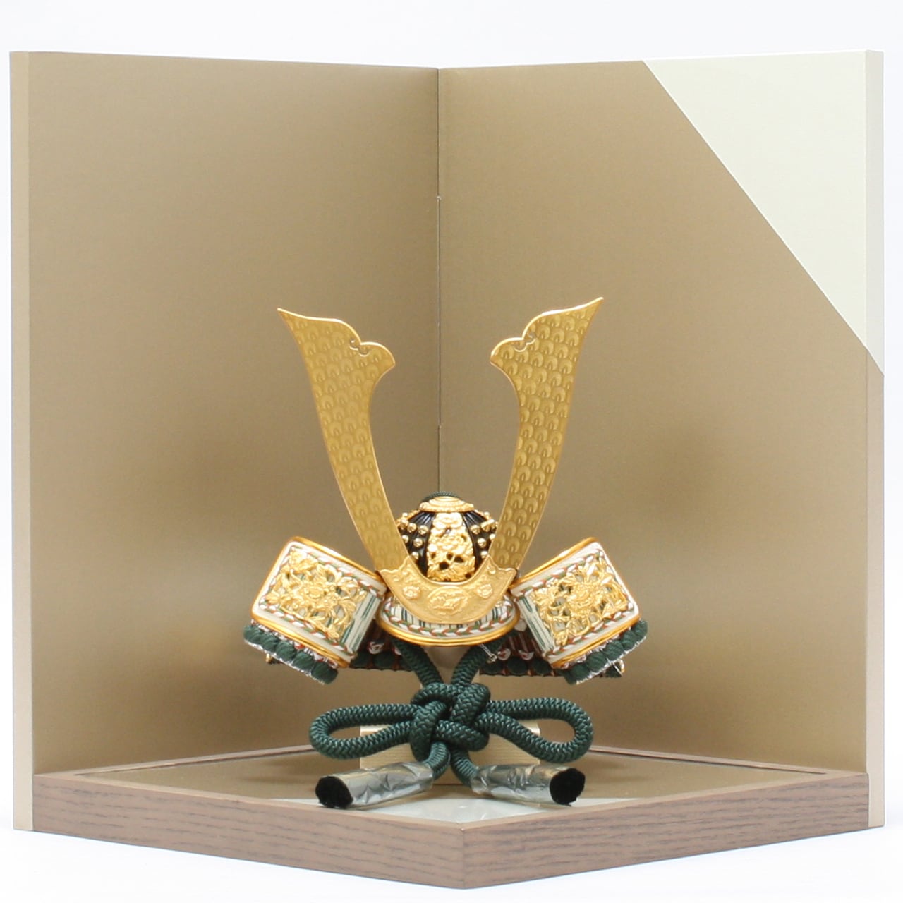 五月人形｜コンパクト｜おしゃれ｜モダン｜インテリア｜プレミアム｜こだわり｜おすすめ｜作家｜伝統工芸士｜京甲冑《商品名》50808-0121　武久兜　8号　アルミ箔しころ　濃緑縅　52200-0143　台屏風セット雲角シャンパンゴールド