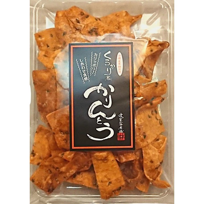 ◆商品名　：かりんとう ◆原材料名：小麦粉（国内製造）、糖類（砂糖、黒糖）、植物油脂、黒胡麻、食塩、粉末昆布 ◆内容量　：93g ◆大きさ　：210×150×40mm ◆保存方法：直射日光、高温多湿を避け冷暗所にて保存 ◆賞味期間：ラベルに記載、製造日より90日 ◆製造者　：株式会社稲庭うどん販売　湯沢市川連町字大舘千刈24稲庭うどん職人が極限まで薄く伸ばして高温で「カリっと！サクッと！」飽きない味で揚げたかりんとうです。 沖縄産黒糖をたっぷり使用し、厳選した粉末昆布を丁寧に絡めた上品な味わいは、男性でも一袋ペロリといけちゃう絶妙な味付けと食感です。しかも職人手作りでこの価格！