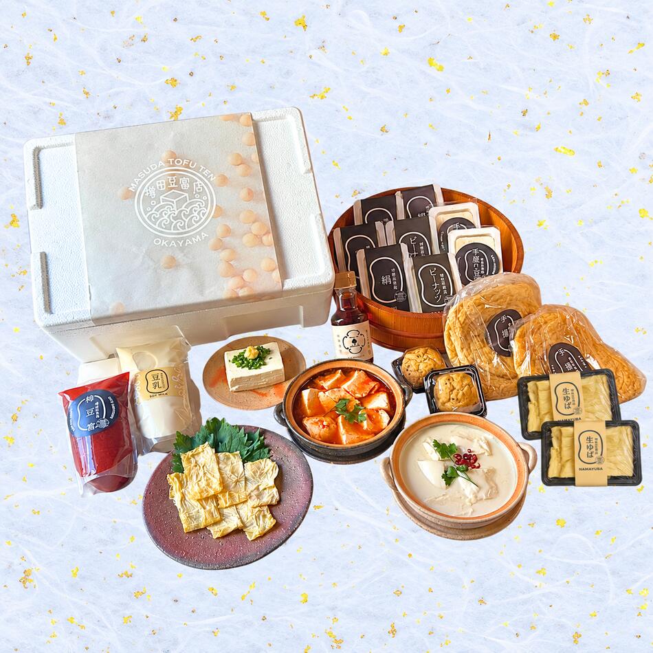 商品情報極みセット豆腐とうふ詰合せセット原材料名手盛りとうふ国産大豆、凝固剤(塩化マグネシウム)絹とうふ国産大豆、凝固剤(塩化マグネシウム)ピーナツとうふ落花生（中国産）、馬鈴薯澱粉、小麦澱粉／調味料(アミノ酸)手揚げ大豆（アメリカ、カナダ）、食用サラダ油／凝固剤（塩化マヴネシウム)生湯葉大豆(アメリカ，カナダ)飛龍頭大豆（アメリカ、カナダ）、食用サラダ油、植物タンパク、人参、ゴマ、パセリ、玉ねぎ、ねぎ、ひじき、昆布、あらめ、椎茸、れんこん、／凝固剤（塩化マグネシウム）、調味料（アミノ酸）豆乳湯豆富スープ国産大豆、（牛・鶏）エキス、調味料（アミノ酸等）（一部に大豆・牛肉・鳥肉を含む）スンドゥブスープ合わせ調味料（醤油、味噌、胡麻油、酒、砂糖、アミノ酸等）、（牛、鶏、貝）エキス、唐辛子、椎茸、玉ねぎ、牛・豚肉豆つゆ醤油（国内製造）、糖類（砂糖、水あめ）、米醸造調味料、本みりん、魚介エキス、濃縮だし（うるめ節、さば節、宗田節）、かつお節エキス/調味料（アミノ酸等）（一部に小麦・大豆・さばを含む）内容量手盛りとうふ200g×2丁絹とうふ200g×4丁ピーナツとうふ200g×2丁手揚げ1枚×2飛龍頭1個×2スンドゥブスープ400cc×1豆乳湯豆腐スープ200cc×1豆つゆ150cc×14〜6人前消費期限別途商品ラベルに記載保存方法5℃以下、冷蔵保存してください。製造者または販売者株式会社増田豆富店 岡山県岡山市中区高屋239備考クール(冷蔵)便のお届けとなります。「家族で囲む、極みお豆腐セット(4〜6名様分)岡山県産大豆使用」 豆腐 湯葉 油揚げ スンドゥブ 湯豆腐 詰め合わせ ギフト 贅沢 健康 記念日 お取り寄せ ヘルシー ローカロリー お中元 お歳暮 ご当地グルメ 老舗 増田豆富店 お腹いっぱいの健康を、家族のごちそうに。 豆乳にくぐらせた湯葉はやわらかくほどけて、一口ごとに、じんわりと旨みが広がっていく。派手さはないのに、自然と箸が進んでいきます。会話をしながら食べていたはずが、気づけばみんな静かに味わっている。それでも、どこかあたたかい空気が流れている。食べ終わったあとに残るのは、満足感と、少しの余韻。毎日の食卓でも、こういう時間が持てたらいい。そう思える一箱に作りました。 8