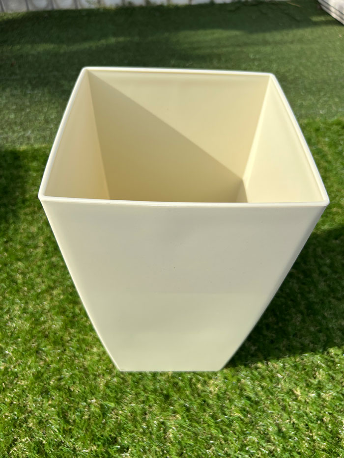 オランダ製デザインプランター ミラノ-E ベーシック アイボリー □20cm H36cm 樹脂製 植木鉢 6号相当 送料無料 スクエア 軽量 フラワーポット 屋外 園芸 おしゃれ 軽い 四角 エルホ MADE IN Netherlands 室内 観葉植物 elho プラスチック 鉢植え 【特別セール品】