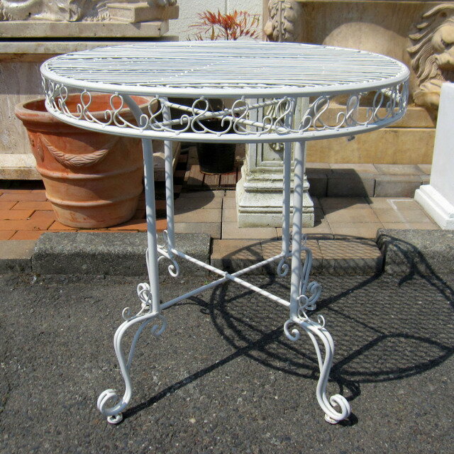 アイアンガーデンファニチャー 　【サイズ】高さ約76cm×φ約76cm　■材質：鉄 　【カラー】ホワイト 　【在庫に関して】 実店舗、他サイトでの販売もしておりますのでタイミングによっては売切れとなる場合がございますのでご了承ください。 　ご注文に際しての留意事項 　■表示された寸法仕様は予告なく変更されることが　　ございます。 　■表示された写真の色調・形状・寸法仕様は、ハンド　　メイド製品につき実際のものとは若干異なる場合が　　ございますのであらかじめご了承くださいませ。 　■展示品の特別販売となりますので、経年による汚れ、塗装のスレ、多少のサビ等がございますのでご了承の上ご注文ください。 　■ご注文に際しては製品によっては納期がかかる　　場合もございますので、事前にご確認の上ご注文　　くださいませ。メール・お電話等で承ります。　　ご遠慮なくお申し付けくださいませ。 　ご注意 　こちらの製品はどれも例外なく、エクステリアの装飾　に為に作られたものです。建築物の構造材としては、　補助的にも使用することは出来ません。また、設置は　安全性に留意し、不安定で転倒の可能性がある場所　や落下の恐れのある場所には設置しないでください。　使用によって生じた破損・事故・損害等につきましては一切責任を負いかねますので、予めご了承くださいませ。