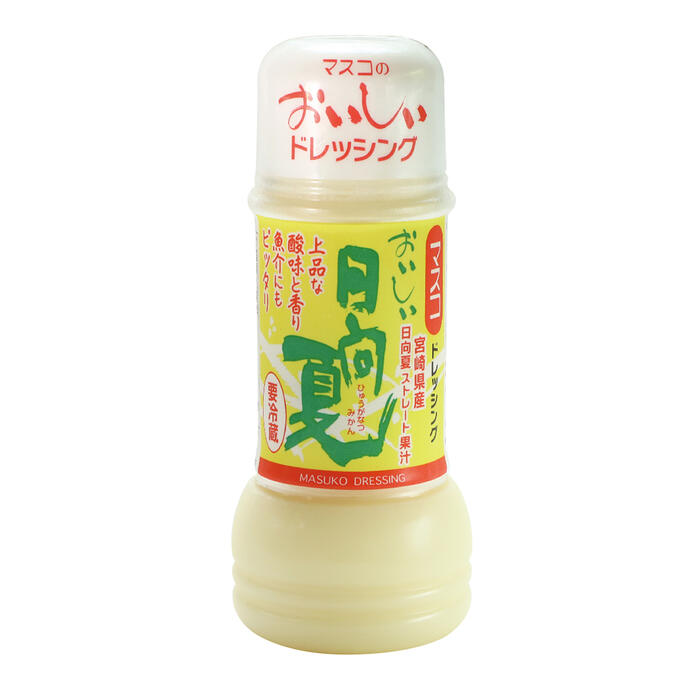 &#128310;マスコ おいしい 日向夏ドレッシング 200ml 1本&#128310; ～ マスコのおいしいドレッシング ～ 野菜にかけるだけでおいしくなる！「おいしい 日向夏ドレッシング」 野菜にかけるだけでおいしくなる！ 日向夏ドレッシングをかけるだけで簡単サラダの出来上がり！ マスコのドレッシングは非加熱製法のドレッシングです。 宮崎県特産の"日向夏みかん"果汁を使用した爽やかな「おいしい日向夏ドレッシング」です。宮崎県特産"日向夏みかん"の持つ爽やかな香りと、ほのかな黄色が、お料理のフレッシュ感を引き立たせます。 お野菜にはもちろん、マグロやタコなどの海鮮とも相性抜群！カルパッチョもかけるだけで出来上がり！ マリネも和えるだけで出来上がります！冷製パスタのソースとしてもおすすめです。 お家に1本あるととっても便利です。 学校給食でも採用されています 学校給食で採用されている、マスコのおいしい 日向夏ドレッシングは、お子様からも大好評です。 野菜が苦手なお子様が野菜をもりもり食べるようになった！とのうれしいお声もいただいております。 マスコの おいしい 日向夏ドレッシングは、自社運営の飲食店 居酒屋 喫茶店 とんかつ専門店（業務用）でも使用しております。 多くのお客様にご好評いただいているドレッシングです。 本格的なお店の味を 簡単 かけるだけで、ご家庭でもお楽しみいただけます。 宮崎ご当地ドレッシング 宮崎県宮崎市の工場で製造しています。 食の宝庫 宮崎から工場直送でお届けいたします。 日向夏ドレッシング 味の特徴 さっぱり 爽やか あっさり すっきり フルーティー 贈り物として・・ 手土産にも人気です。 お中元・お歳暮・内祝い・出産祝い・新築祝い・母の日・敬老の日・父の日・快気祝い・結婚祝いなどにもおすすめです。 使い方いろいろ・・ カルパッチョ、ポテトサラダ、海鮮サラダ、シーザーサラダ、コブサラダ、コールスロー、ビーンズサラダ、チョップドサラダ、マカロニサラダ、パスタサラダ、大根サラダ、ハムサラダ、チキンサラダなどの料理などに幅広くご使用いただけます。 商品説明名称おいしい日向夏ドレッシング 原材料名 食用植物油脂(国内製造)、日向夏みかん果汁、調味酢(醸造酢、果糖ぶどう糖液糖、砂糖、その他)、しょうゆ/調味料(アミノ酸等)、カラシ抽出物、(一部に小麦・大豆を含む) 内容量日向夏ドレッシング 200ml 1本賞味期限120日(開封前より冷蔵庫で保管ください。)保存方法冷蔵 製造者株式会社マスコ宮崎市大字赤江字飛江田1253-10985-54-1118 栄養成分表示 大さじ1杯(15ml)あたりエネルギー56.2kcal たんぱく質0.2g 脂質 5.2g 炭水化物 2g 食塩相当量 0.6g ※表示は目安です。 ※果汁の成分で色が少し濃くなったり、白濁する場合がありますが、品質には問題ありません【ご注意ください】 クール便とクール冷凍便を同時にご購入頂いた際の送料は、 楽天の仕様上、合算値でお出しすることができません。 申し訳ございませんが、後程店舗から送料のご連絡をさせていただきます。 送料無料の商品と別途送料のかかる商品を同時にご購入頂いた際の送料は、 システムの都合上、合算しております。