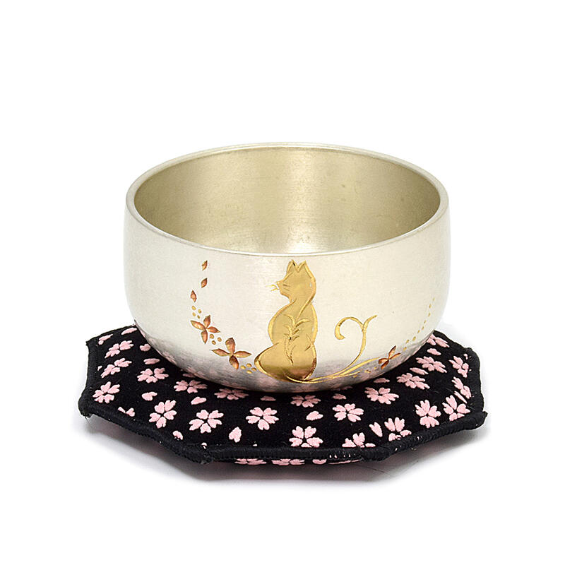 【鈴/おりん】飛翔りんセット ネコ彫り 銀色2寸サイズ（内径約6cm）★印伝柄りん布団・印伝柄りん棒・りん棒置き4点セット和楽器 手元供養 現代仏具 鳴物仏具 りん 手元供養仏具 ペット供養 カワイイ かわいい おしゃれ きれい ねこ ネコ 猫