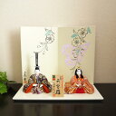 サイズ 幅 30cm × 奥行 20cm × 高さ 25cm いまからおよそ270年前の江戸元文年間に、京都の上賀茂神社に仕えていた高橋忠重が作った人形が「木目込み人形」の始まりとされています。現在の木目込み人形は、東京の人形師・吉野栄吉が京都から木目込みの技術を持ち帰り、これに改良を加え、江戸木目込人形の基礎を築きました。初代金林真多呂は栄吉の息子の喜代治に師事、新たに創意工夫を加えて、独自の雅やかな真多呂人形を完成させたのです。元祖上賀茂神社から木目込み人形の正統伝承者として、認定を受けているのは木目込人形職人で真多呂だけです。 《 三代目 真多呂 》 日本の伝統芸術に興味をもち、父二世真多呂について技術を学ぶ。日展評議員嶋田秀男氏、日展会員・日本彫刻会会員山崎茂樹氏に師事して彫塑、デッサンを学び、人形制作を総合芸術として高め、木目込み人形の正統伝承を受け継ぐ伝統技法に現代感覚にあふれる「真多呂らしさ」を作品に盛り込んだ、雅やかな逸品を世に生みだしております。 《 伝統的工芸品 》 節句人形界では主にひな人形の木目込み人形でこの"伝統的工芸品マーク”を木札に見ることができます。このマークを付ける事が許された作品ということは、「機械ではなく、熟練の職人の手仕事によって作成された」ということと、「ウレタンや発泡スチロール、化学繊維等ではなく、木、絹などの伝統的な素材、手法によって作成された」ということが確定します。このマークは、中身を割って見ることができない木目込み人形を選ぶ非常に重要なヒントになります。 京都西陣織「誉勘商店(こんかんしょうてん)」 初代誉田屋勘兵衛が没したのが1761年という記録が過去帳に残り、創業は江戸宝歴年間前と伝わる。現在の当主松井幸生は13代目にあたり、250年以上受け継がれた伝統、業績を忘れること無く日々研鑽を怠らない。250年以上もの時が流れようとも、正絹しかも西陣織という“Made in 京都”にこだわり続ける、京都を代表する金欄専門店。250年の歴史の結晶であるこの金欄を惜しげもなく使った雛人形、五月人形を直に御覧になってみてください。その光沢、風合いは貴方の視覚を存分に楽しませ、肌触りはあなたの常識を易々と超えるでしょう。 手描き屏風《 工藤 豊 (くどう ゆたか) 》 東京にて滝染色工芸、滝谷 彰・水嶋健次郎、両先生に師事。東京染色組合技術賞取得。京都にて工房を開設後は、分野にとらわれず様々な技法を使い図案から仕上げまで携わる。作品も一般的な着物だけにとどまらず、関取の着物や人形の衣装、屏風など製作し活動中。サイズ 幅 30cm × 奥行 20cm × 高さ 25cm いまからおよそ270年前の江戸元文年間に、京都の上賀茂神社に仕えていた高橋忠重が作った人形が「木目込み人形」の始まりとされています。現在の木目込み人形は、東京の人形師・吉野栄吉が京都から木目込みの技術を持ち帰り、これに改良を加え、江戸木目込人形の基礎を築きました。初代金林真多呂は栄吉の息子の喜代治に師事、新たに創意工夫を加えて、独自の雅やかな真多呂人形を完成させたのです。元祖上賀茂神社から木目込み人形の正統伝承者として、認定を受けているのは木目込人形職人で真多呂だけです。 《 三代目 真多呂 》 日本の伝統芸術に興味をもち、父二世真多呂について技術を学ぶ。日展評議員嶋田秀男氏、日展会員・日本彫刻会会員山崎茂樹氏に師事して彫塑、デッサンを学び、人形制作を総合芸術として高め、木目込み人形の正統伝承を受け継ぐ伝統技法に現代感覚にあふれる「真多呂らしさ」を作品に盛り込んだ、雅やかな逸品を世に生みだしております。 《 伝統的工芸品 》 節句人形界では主にひな人形の木目込み人形でこの"伝統的工芸品マーク”を木札に見ることができます。このマークを付ける事が許された作品ということは、「機械ではなく、熟練の職人の手仕事によって作成された」ということと、「ウレタンや発泡スチロール、化学繊維等ではなく、木、絹などの伝統的な素材、手法によって作成された」ということが確定します。このマークは、中身を割って見ることができない木目込み人形を選ぶ非常に重要なヒントになります。 京都西陣織「誉勘商店(こんかんしょうてん)」 初代誉田屋勘兵衛が没したのが1761年という記録が過去帳に残り、創業は江戸宝歴年間前と伝わる。現在の当主松井幸生は13代目にあたり、250年以上受け継がれた伝統、業績を忘れること無く日々研鑽を怠らない。250年以上もの時が流れようとも、正絹しかも西陣織という“Made in 京都”にこだわり続ける、京都を代表する金欄専門店。250年の歴史の結晶であるこの金欄を惜しげもなく使った雛人形、五月人形を直に御覧になってみてください。その光沢、風合いは貴方の視覚を存分に楽しませ、肌触りはあなたの常識を易々と超えるでしょう。 手描き屏風《 工藤 豊 (くどう ゆたか) 》 東京にて滝染色工芸、滝谷 彰・水嶋健次郎、両先生に師事。東京染色組合技術賞取得。京都にて工房を開設後は、分野にとらわれず様々な技法を使い図案から仕上げまで携わる。作品も一般的な着物だけにとどまらず、関取の着物や人形の衣装、屏風など製作し活動中。