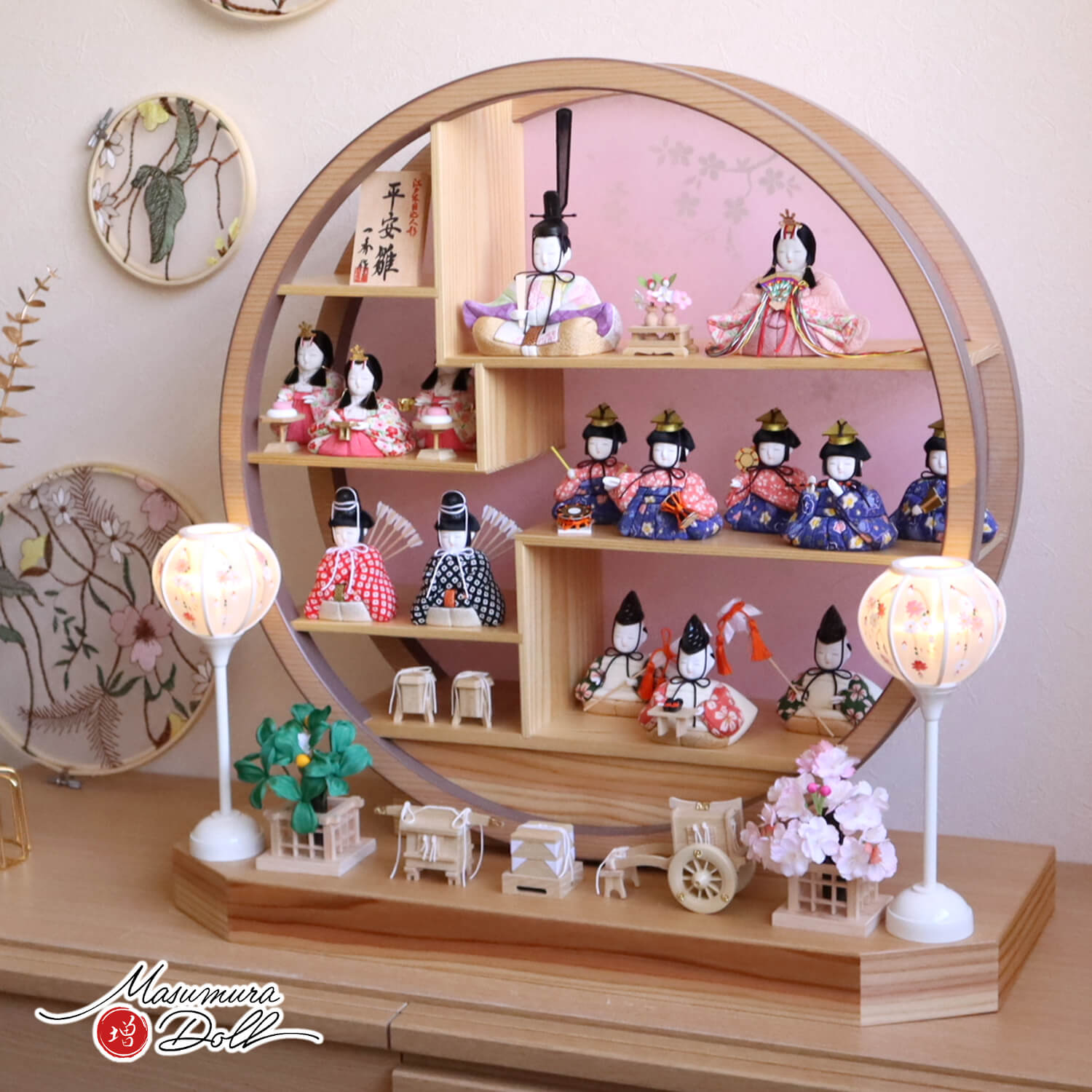 【年末最後の大感謝祭】全品P10倍★12/19-26 雛人形 コンパクト モダン おしゃれ インテリア ひな人形 おひなさま 一秀 木目込 杉 円窓 15人総揃 かわいい お雛様 雛 親王飾り 増村人形店 MMN1875