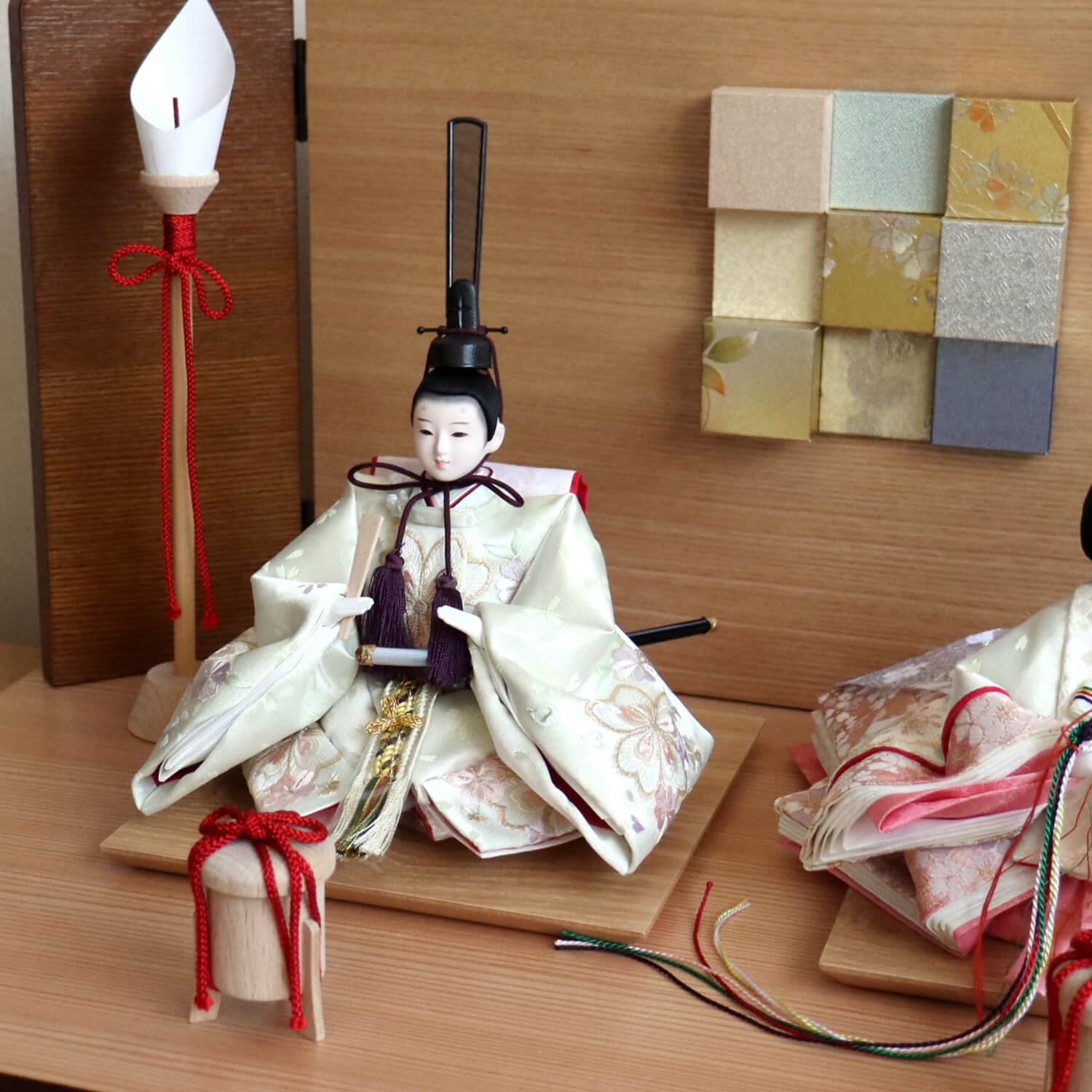 雛人形 コンパクト モダン おしゃれ インテリア ひな人形 おひなさま 松宝作 25号 芥子 ホワイト 桜刺繍 かわいい お雛様 雛 親王飾り 増村人形店 MMN0573
