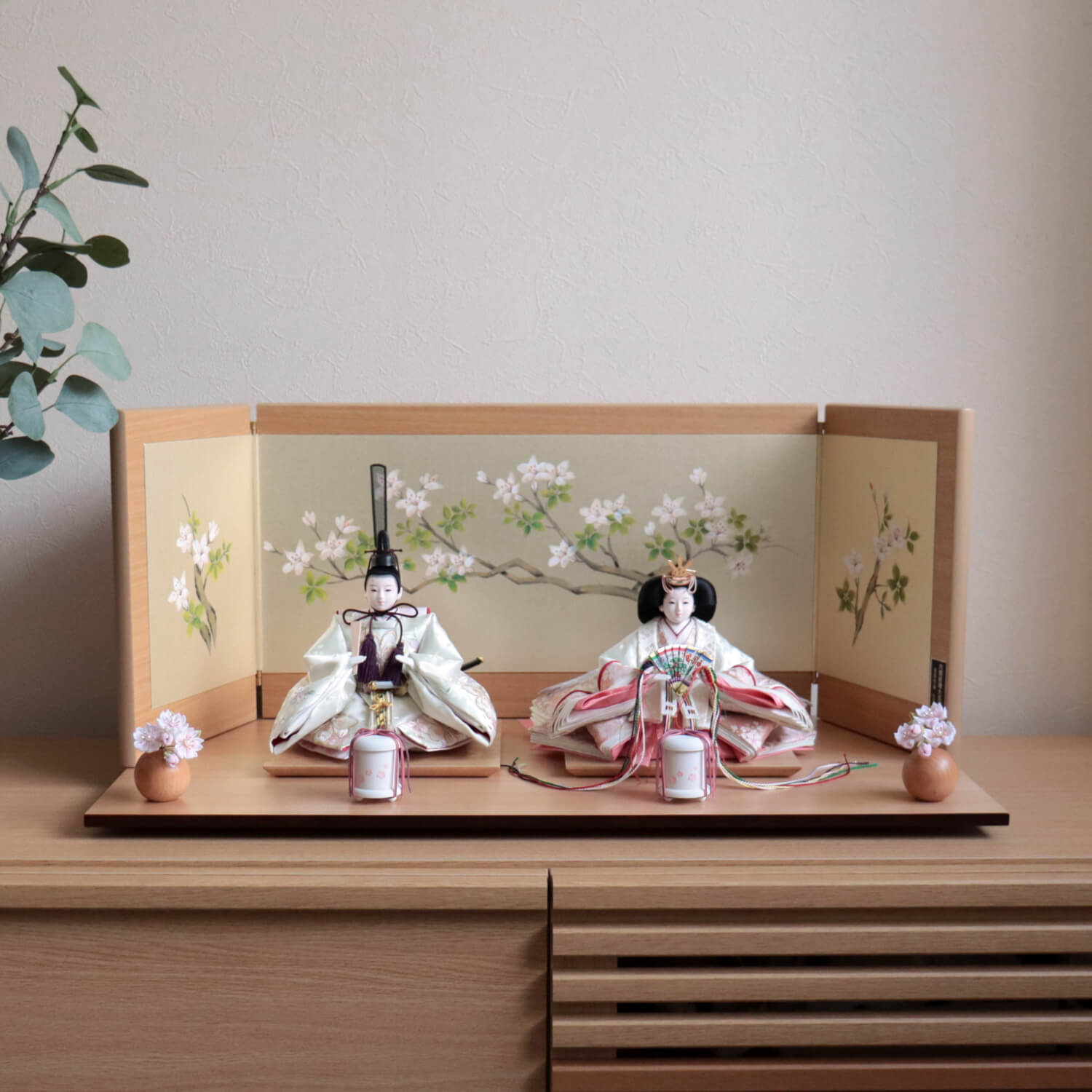 雛人形 コンパクト モダン おしゃれ インテリア ひな人形 おひなさま 松宝作 25号 ホワイト 桜刺繍 かわいい お雛様 雛 親王飾り 増村人形店 MMN0674