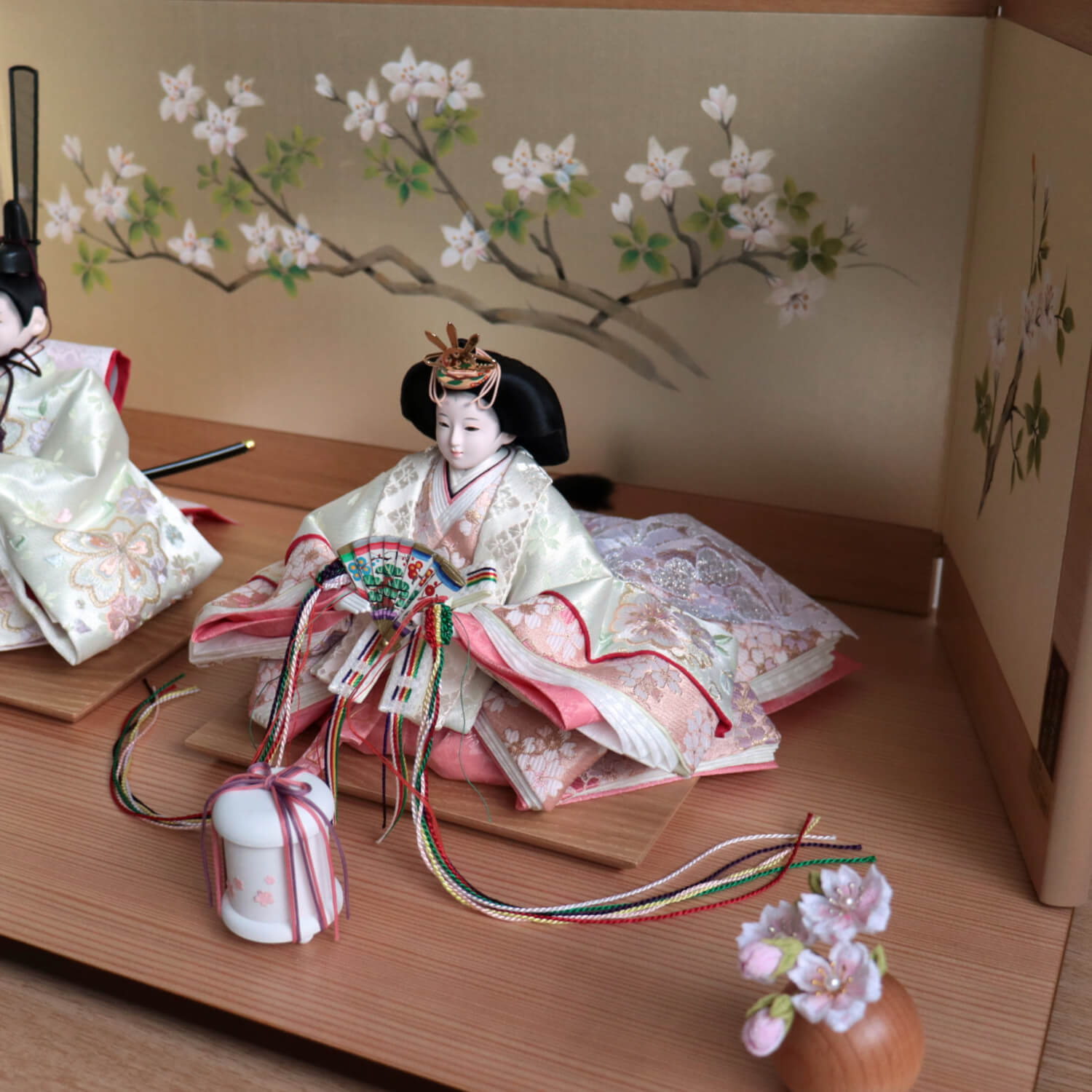 雛人形 コンパクト モダン おしゃれ インテリア ひな人形 おひなさま 松宝作 25号 ホワイト 桜刺繍 かわいい お雛様 雛 親王飾り 増村人形店 MMN0674