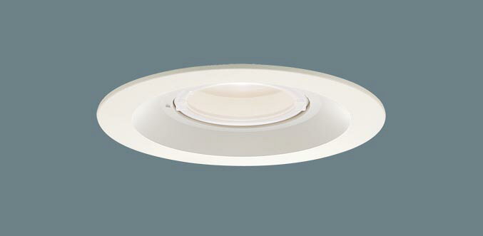 天井埋込型　LED（電球色）　軒下用ダウンライト・エクステリアダウンライト　浅型8H・高気密SB形・ビーム角24度・集光タイプ　LEDフラットランプ交換型・防湿型・防雨型／埋込穴φ150　パネル付型　110Vダイクール電球60形1灯器具相当●LEDフラットランプφ70　タイマー調光　クラス400 1灯（口金GX53-1）　●色温度：2700 K　●光源寿命40000時間（光束維持率70％） ●埋込穴径：φ150 mm　●埋込高：80 mm ●器具光束：400 lm　●電圧：100 V　●消費電力：3.9 W　●消費効率：102.5 lm/W ●【アルミ枠】ホワイトつや消し ●天井埋込型、埋込穴φ150、浅型8H・高気密SB形・ビーム角24度・集光タイプ ●Ra83 ●集光タイプ（ビーム角24度） ●60形ダイクール電球1灯器具相当 ●55度までの傾斜天井に取付可能 ●点灯から6.5時間後に30％の明るさに自動切替 ●全灯時：400 lm、調光時：120 lm ●※消費電力、入力電流、固有エネルギー消費効率は全灯時の値です。全灯時と調光時で性能値が変化します。 ●入力電流（100V時）：0.07 A ●ランプは口金GX53-1、外径70mmまで取付可能 ●調光操作不可 ●配光については斜天井対応となっていません。 ●施工時、埋込高さは80mm必要となります。 ●直下近接限度10cm