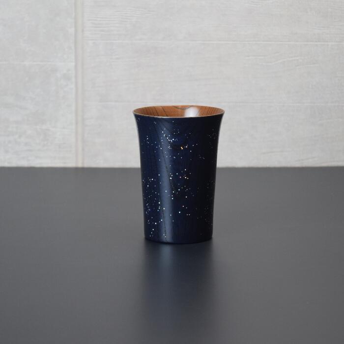 商品情報 ■商品名：ほしぞら　かっぷ　大 ■サイズ：Φ8.5cm×11.8cm ■容量：340ml ■材質：木製（欅） ■塗装：外側　ウレタン塗装　内側：漆塗装 ■カラー：ネイビー ■商品の特徴 この作品は木目が特徴の国産の欅を使用しています。 唯一無二の木目はそれぞれのかっぷにいろいろな表情を見せてくれます。 ■注意事項 食洗器・食器乾燥機・電子レンジには使用できません 使用後は、湯または水で洗って柔らかい布で拭き取るようにしてください。 変形、または変色する恐れがありますので直射日光は避けて保存してください。 たわし・みがき粉等で磨かないでください。