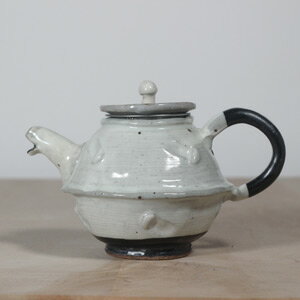 ■粉引き点線模様ポット■和食器 陶芸 美濃焼 ティーポット おしゃれきゅうす 茶器 お茶 ポット 急須 きゅうす 結婚祝い プレゼント 素敵 陶器 手作り おしゃれ かわいい モダン 誕生日 お祝い