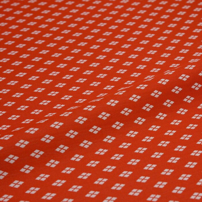 大菱（赤） 西陣織 錦裂 正絹（巾60cm） 商品説明 明るい赤の無地に、白い武田菱（四つ割り菱）を配した生地です。シンプルな柄ながらも、美しい色のコントラストが目を惹きます。 菱文様は古くから日本で親しまれ、季節問わず用いることができます。 正絹（シルク）の西陣織で、高級感が漂います。 巾60cmです。 当店の和柄生地について 木目込み人形唯一の正統伝承者として上賀茂神社から認定を受けている真多呂人形が、実際の人形制作に用いている本格的な和柄生地をお分けいたします。 当店の生地は人形用の衣裳生地のため、通常の着物生地と比べて柄が細かい点が特徴です。人形づくりはもちろん、仕覆や匂い袋などの各種袋、敷物や飾り、小物づくりに最適です。 人形専門の生地問屋から仕入れている生地のため、一般には流通しておらず入手困難です。 商品詳細 サイズ（約） 巾60cm×長さ10cmから 巾30cmはこちらから 素材 正絹（シルク） 厚さ（mm） 薄め（0.2−0.3） 洗濯 不可
