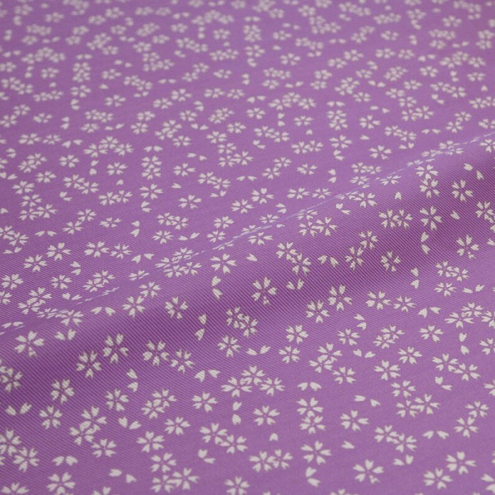 小桜散らし（紫） 西陣織 錦裂 正絹（巾60cm） 商品説明 桜の花を一面に散りばめた桜散らし文の生地です。 桜は代表的な春の花ですが、日本人が愛好する文様として季節を問わず用いられています。 落ち着いた紫の地色が、可愛らしい小桜を引き立たせます。 正絹（シルク）の西陣織で、高級感が漂います。 巾60cmです。 当店の和柄生地について 木目込み人形唯一の正統伝承者として上賀茂神社から認定を受けている「真多呂人形」が、実際の人形制作に用いている本格的な和柄生地をお分けいたします。 当店の生地は人形用の衣裳生地のため、通常の着物生地と比べて柄が細かい点が特徴です。人形づくりはもちろん、仕覆や匂い袋などの各種袋、敷物や飾り、小物づくりに最適です。 人形専門の生地問屋から仕入れている生地のため、一般には流通しておらず入手困難です。 商品詳細 サイズ（約） 巾60cm×長さ10cmから 巾30cmはこちらから 素材 正絹（シルク） 厚さ（mm） 薄め（0.2−0.3） 洗濯 不可