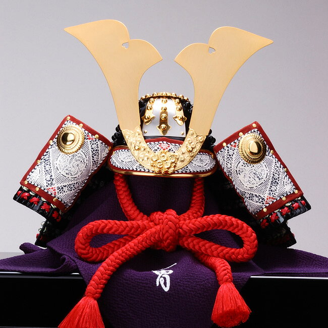 雛人形・五月人形の真多呂人形の五月人形 兜飾り 真多呂人形 甲冑師 加藤一冑作 初節句 インテリア おしゃれ かっこいい 伝統工芸 こどもの日 端午の節句 [三分の一 小桜革兜飾りセット]｜アングル3