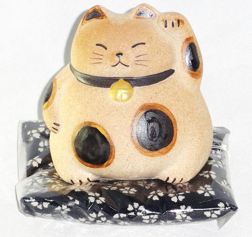 商品仕様 サイズ約 高さ8.5cm 材質 陶器 商品説明 ほほえみを浮かべた猫の置物は、新築祝いや結婚祝い等のギフトにも喜ばれています。