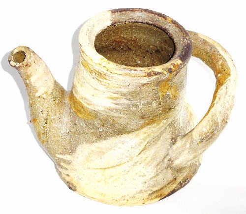 商品仕様 サイズ約 12×高さ18cm 材質 陶器・信楽焼 商品説明 1250年の伝統の匠の技が作り出す信楽焼の花器は素朴で美しく丁寧なデザインです。 表情豊かな信楽焼の花器は、花に新たな生命を吹き込み、生活に彩りを添えてくれます。 思いを...